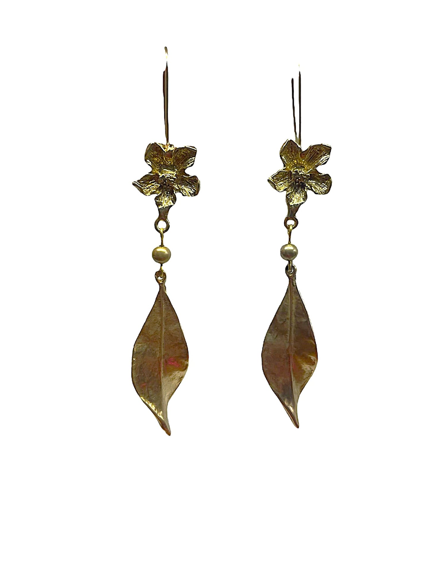 Pendiente Flor otoñal en latón y zamak chapado en dorado