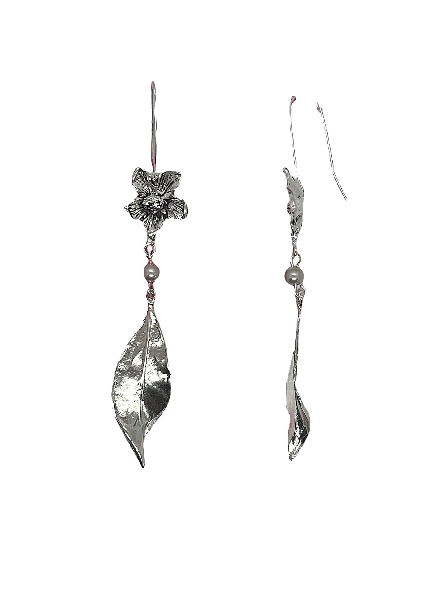 Brinco flor de outono em latão e zamak banhado a prata esterlina