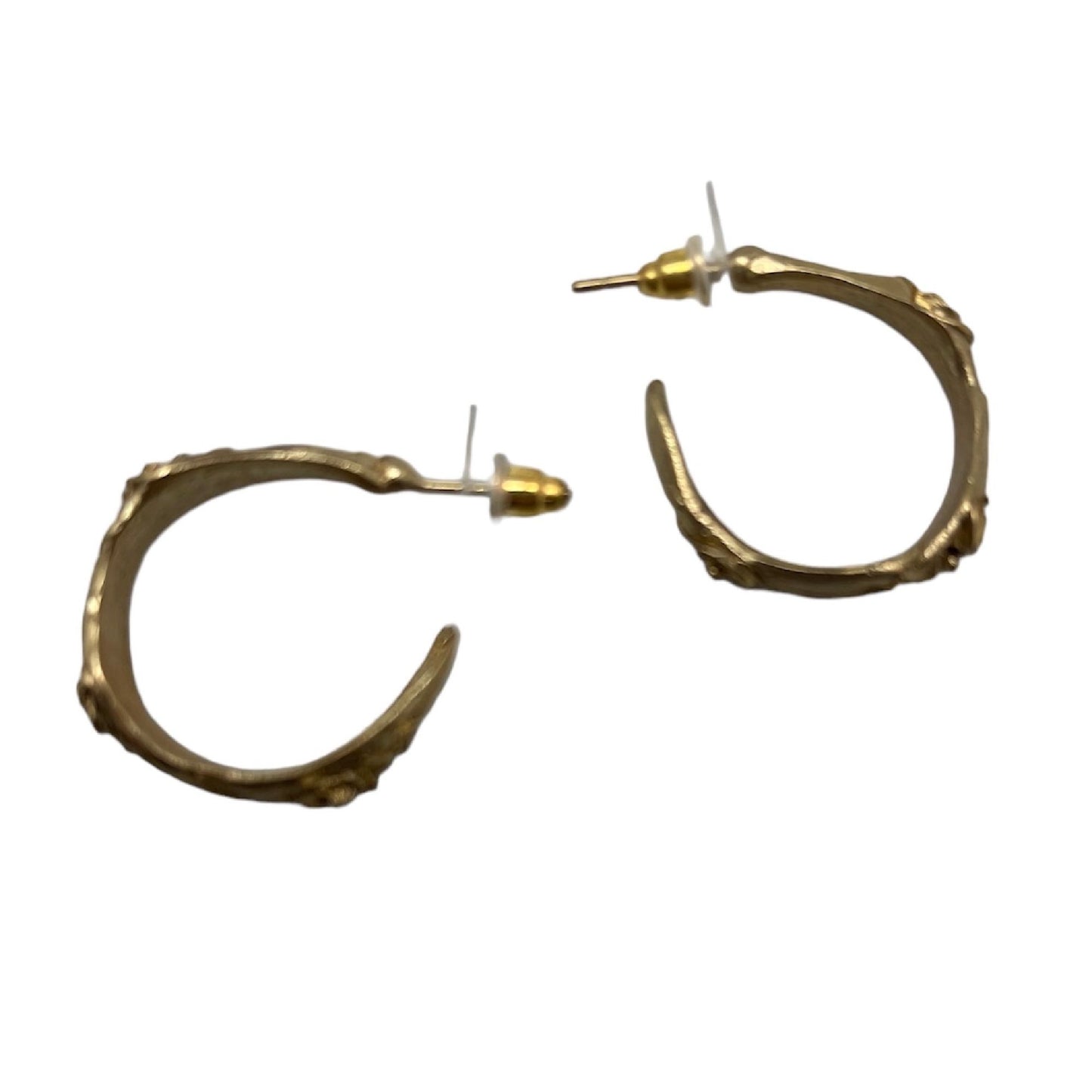 Pendiente aro en zamak dorado flor en relieve