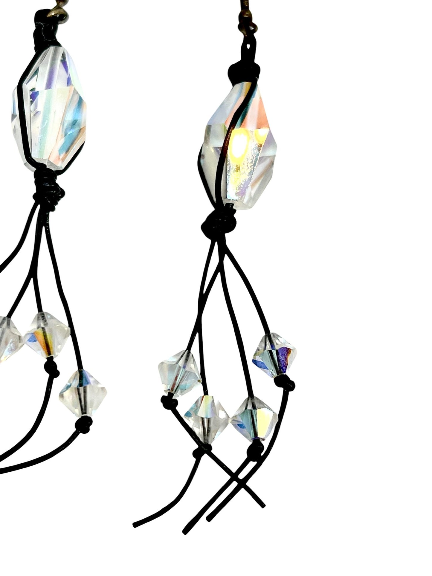 Brinco de gancho de couro com franjas de cristal Swarovski