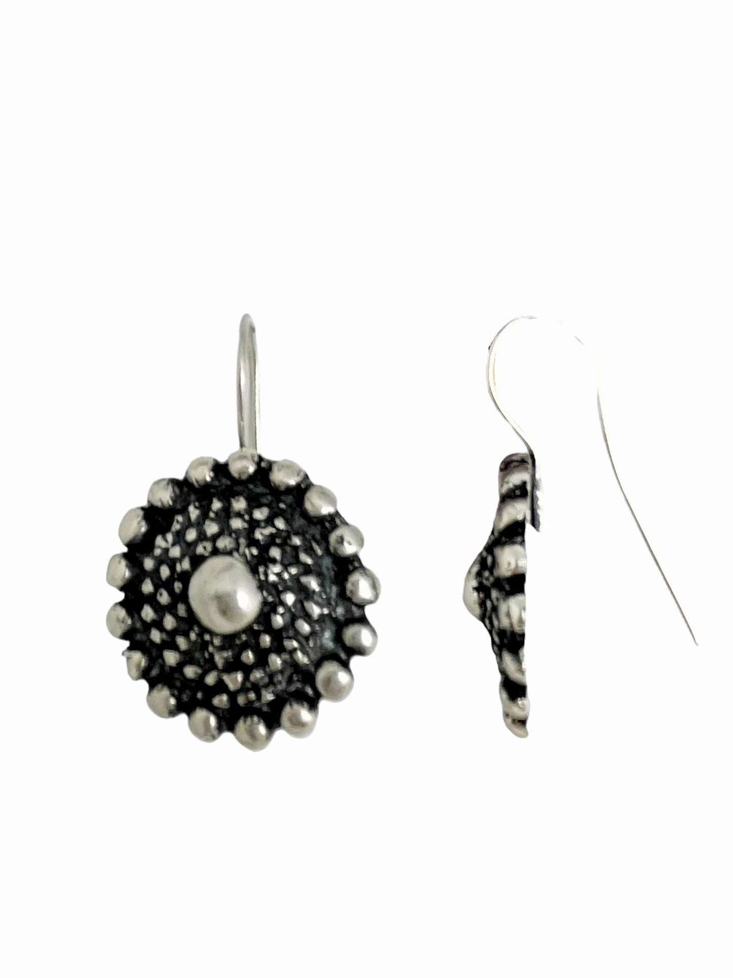 Pendiente tipo charro en plata chapado. Cierre gancho