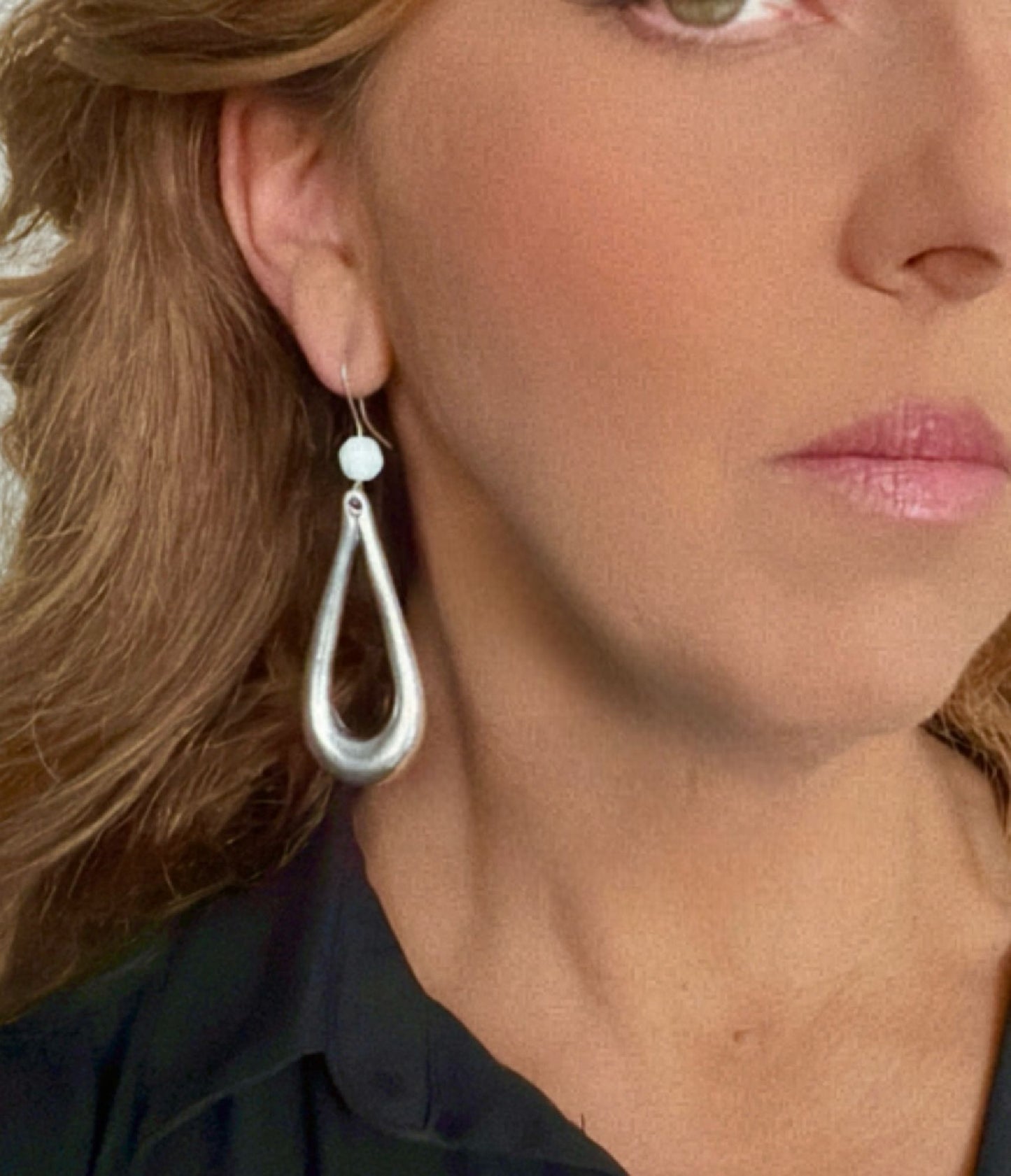 Pendiente Gd lágrima con cristal blanco plata chapado