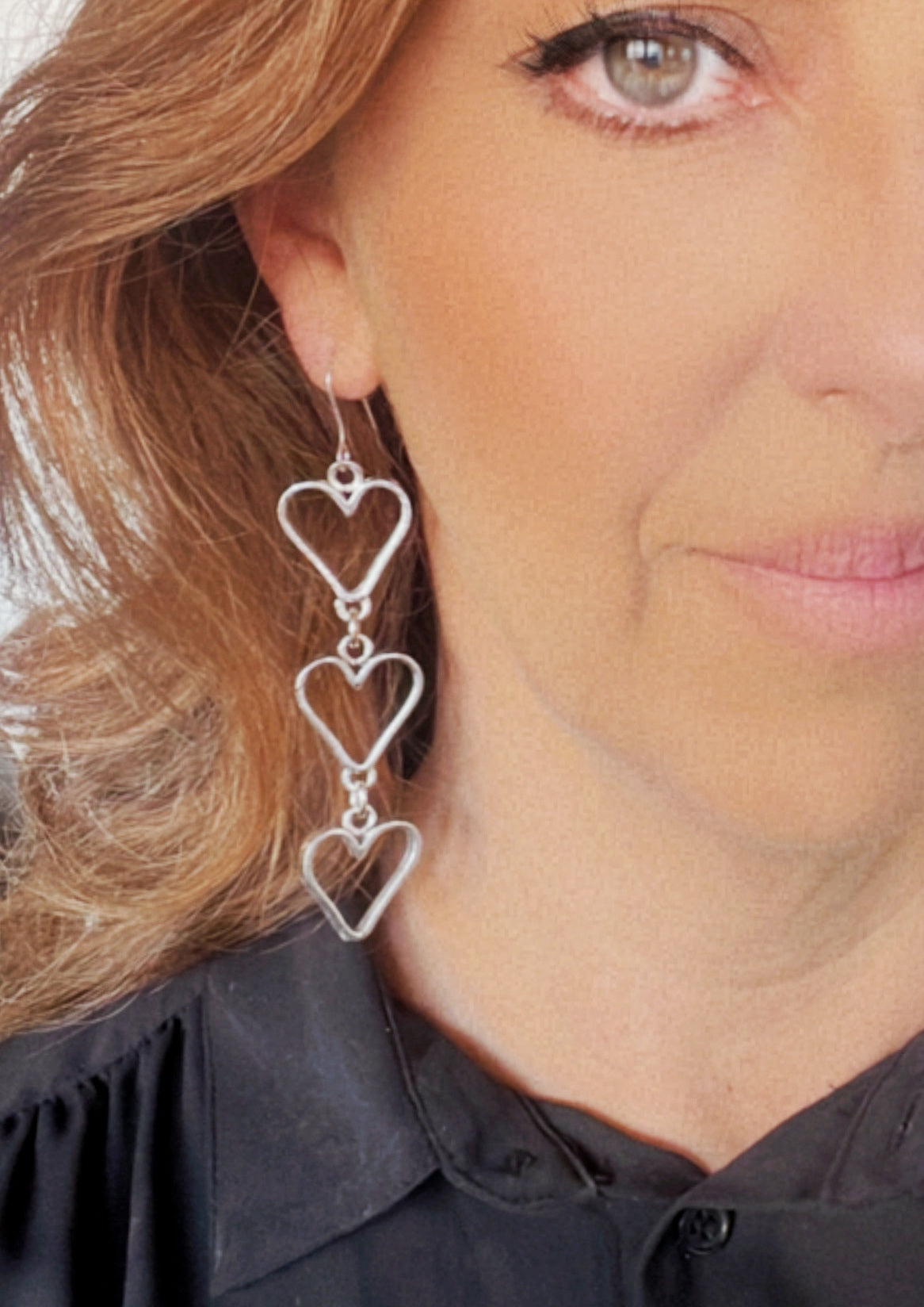 Pendiente largo triple corazón plata chapado