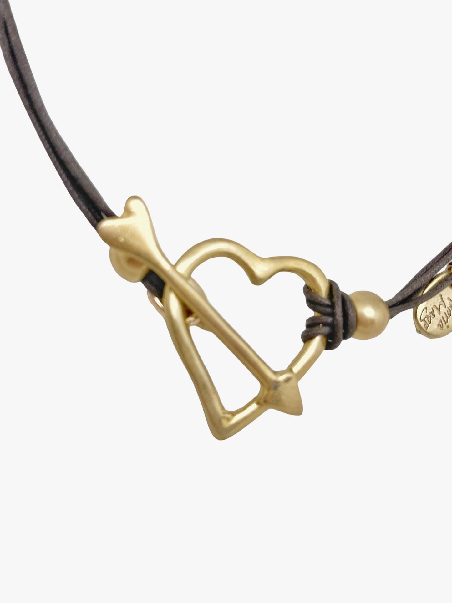 Gargantilla cordón marrón cierre corazón y flecha en zamak dorado