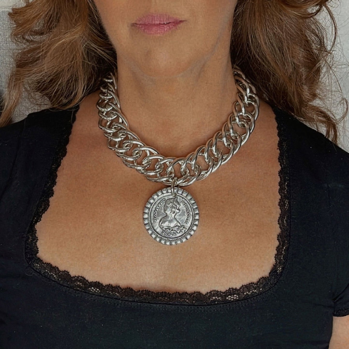 Colar grande de prata com elos duplos e moeda