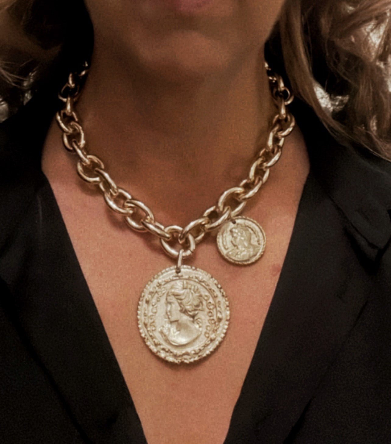 Collar dorado doble moneda irregular