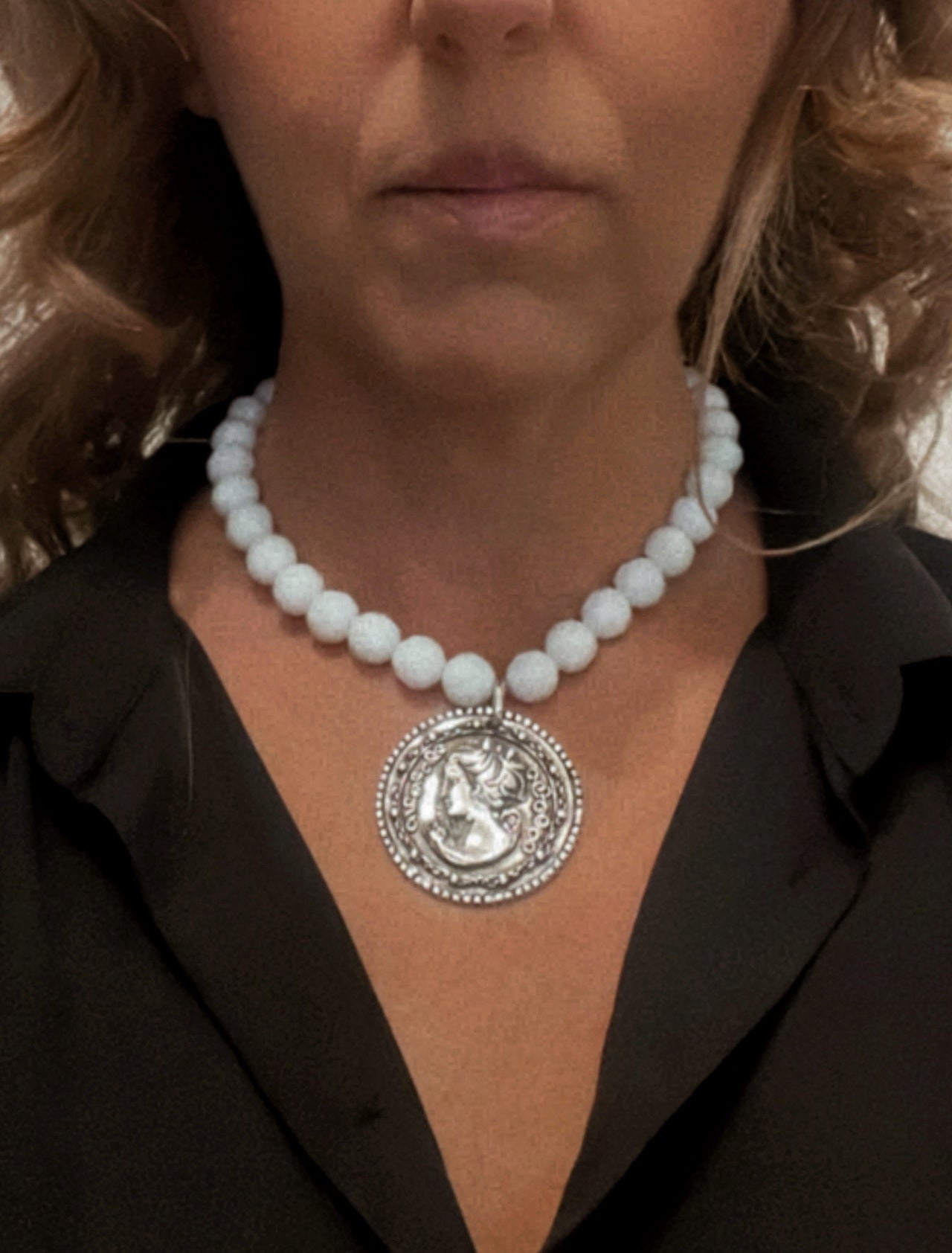 Collar cristal blanco y moneda GD en plata