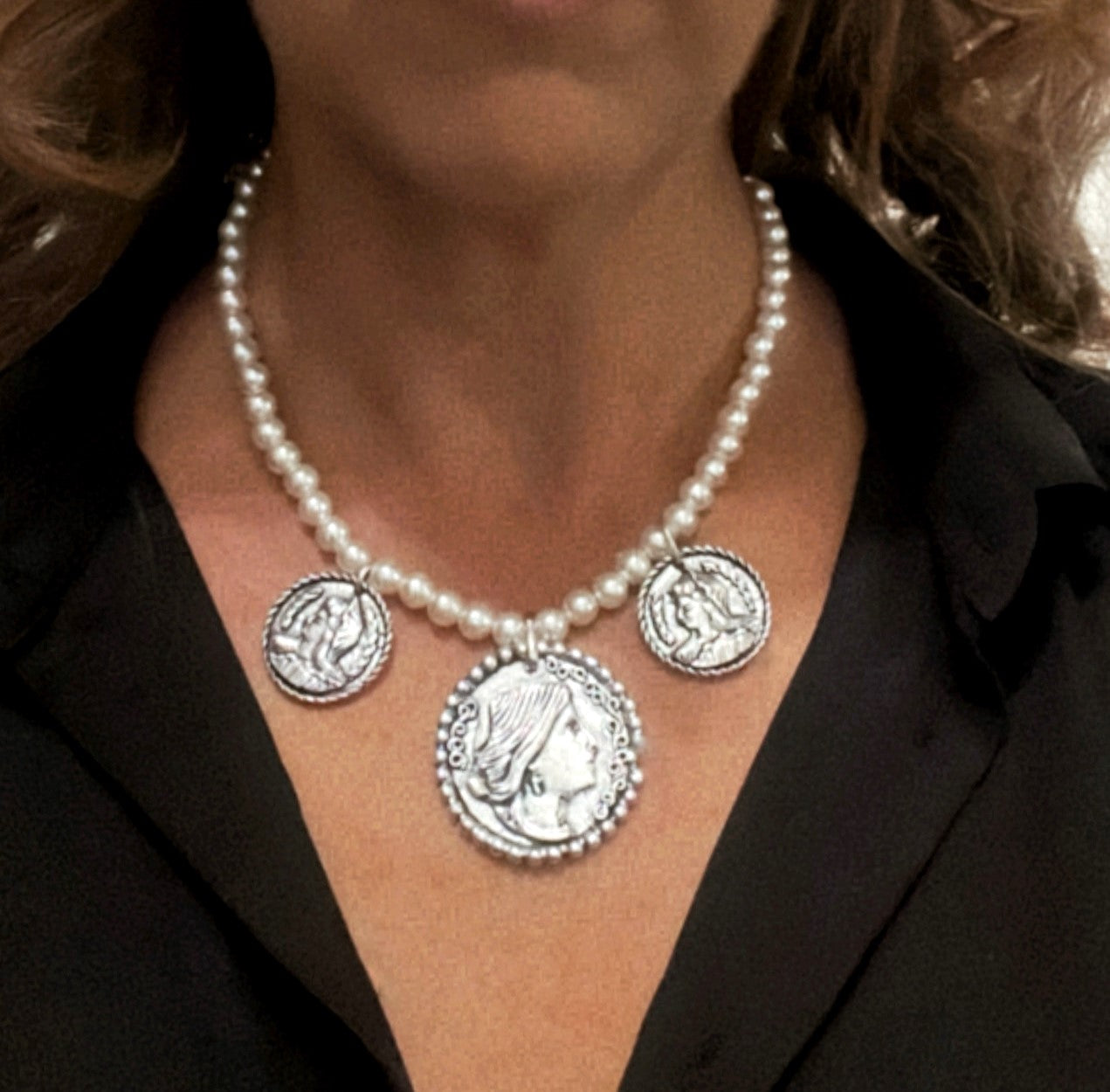 Colalr perlas y monedas plata