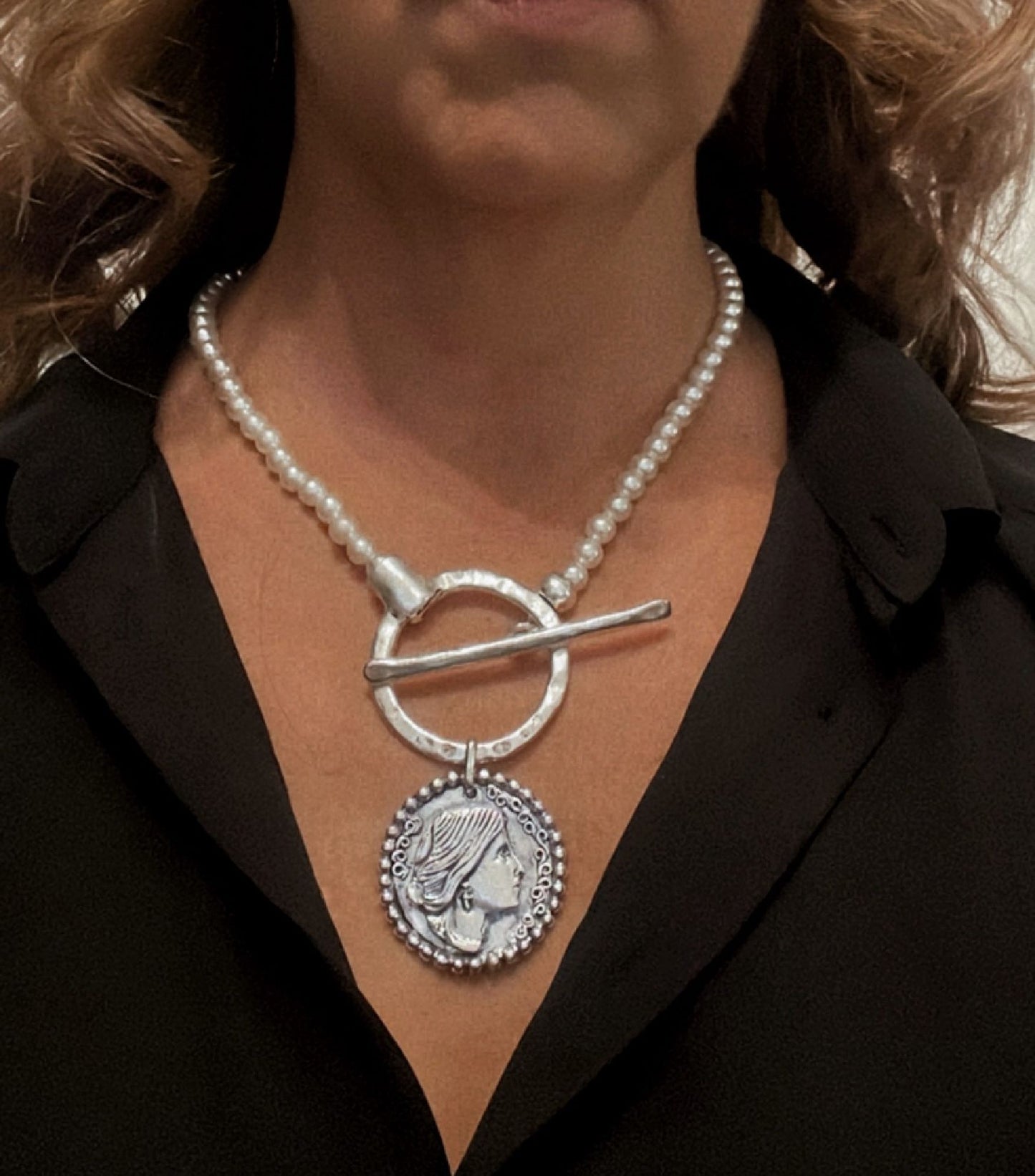 Collar de perlas con cierre redondo y moneda GR en plata