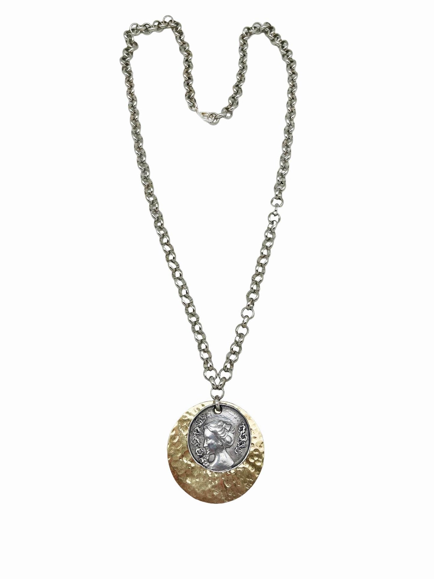 Colar longo com placa/medalha de cor mista