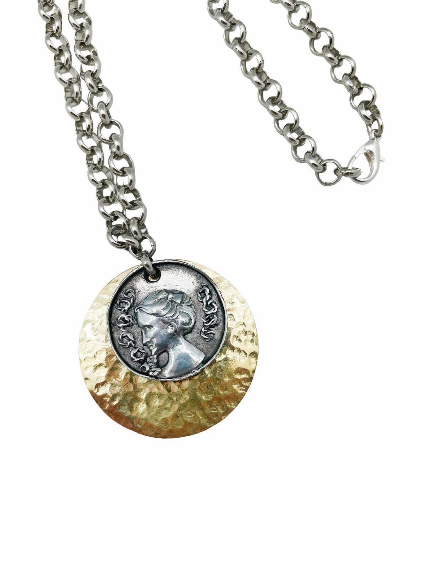 Colar longo com placa/medalha de cor mista