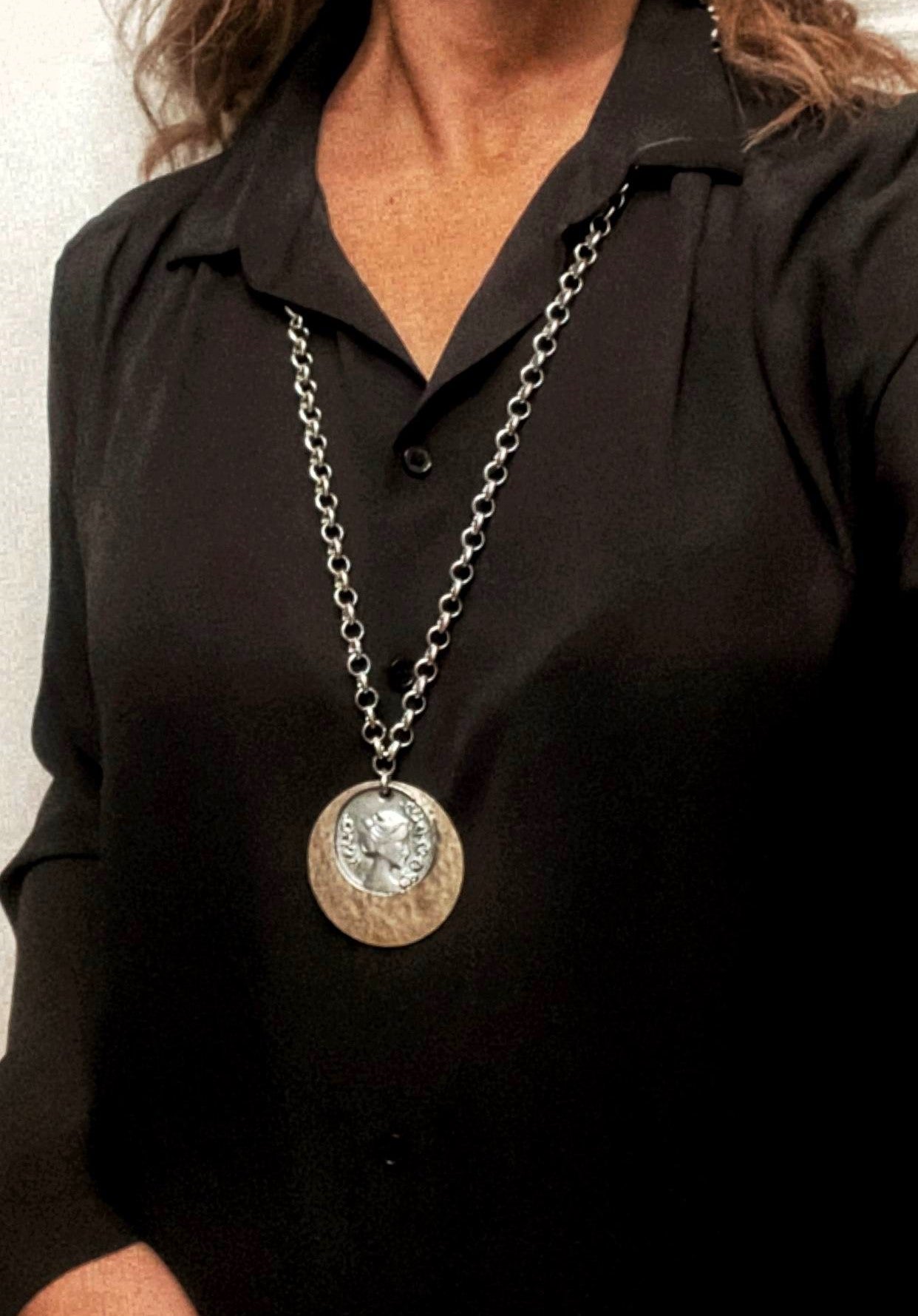 Colar longo com placa/medalha de cor mista