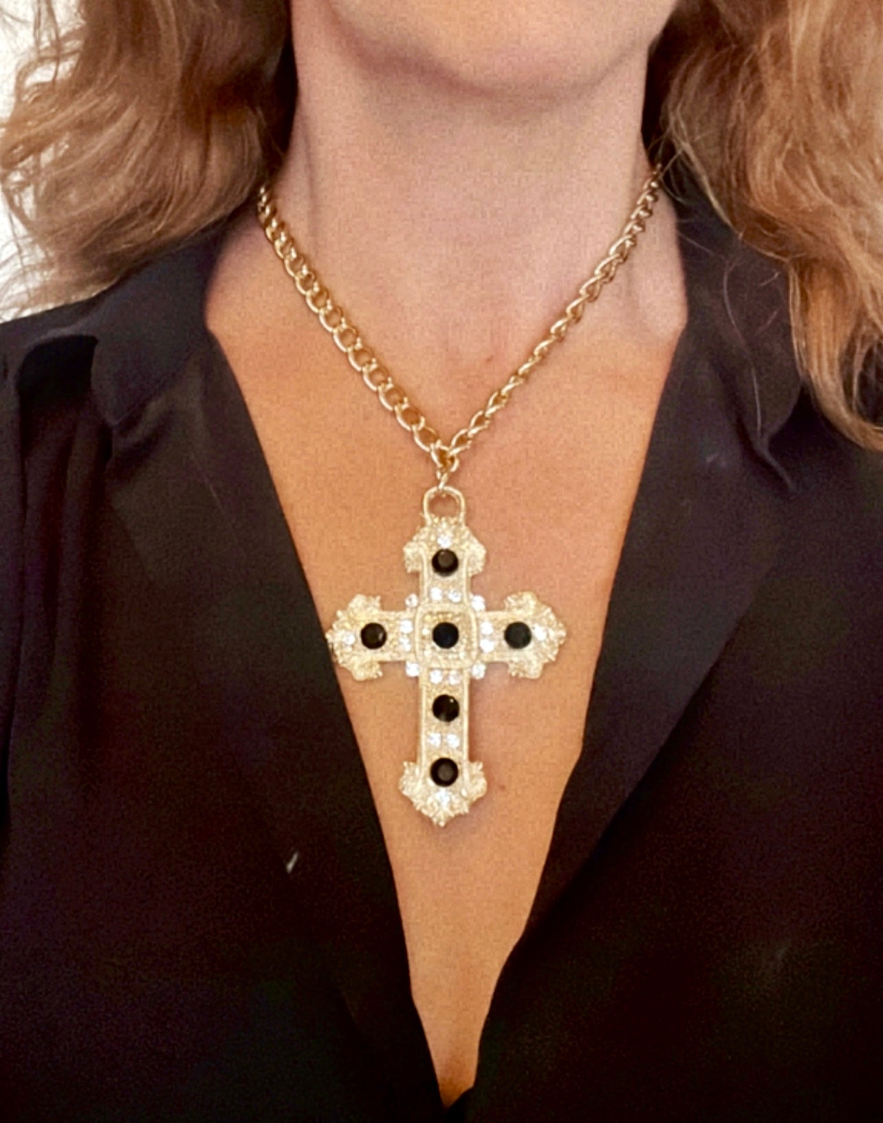 Colar cruz com cristais SW pretos e cristal sobre ouro