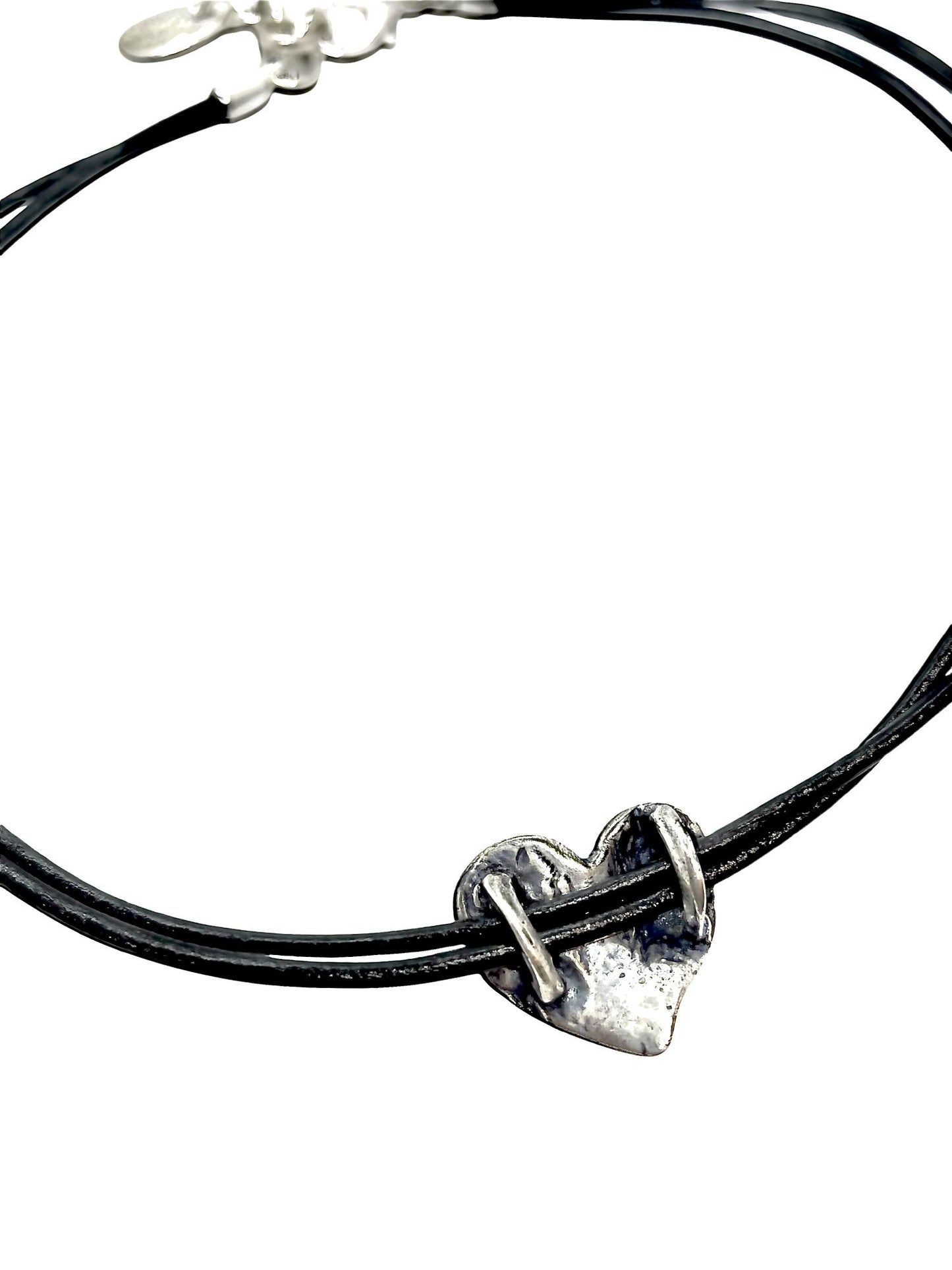 Collar Corazón cuero negro. Plata chapado