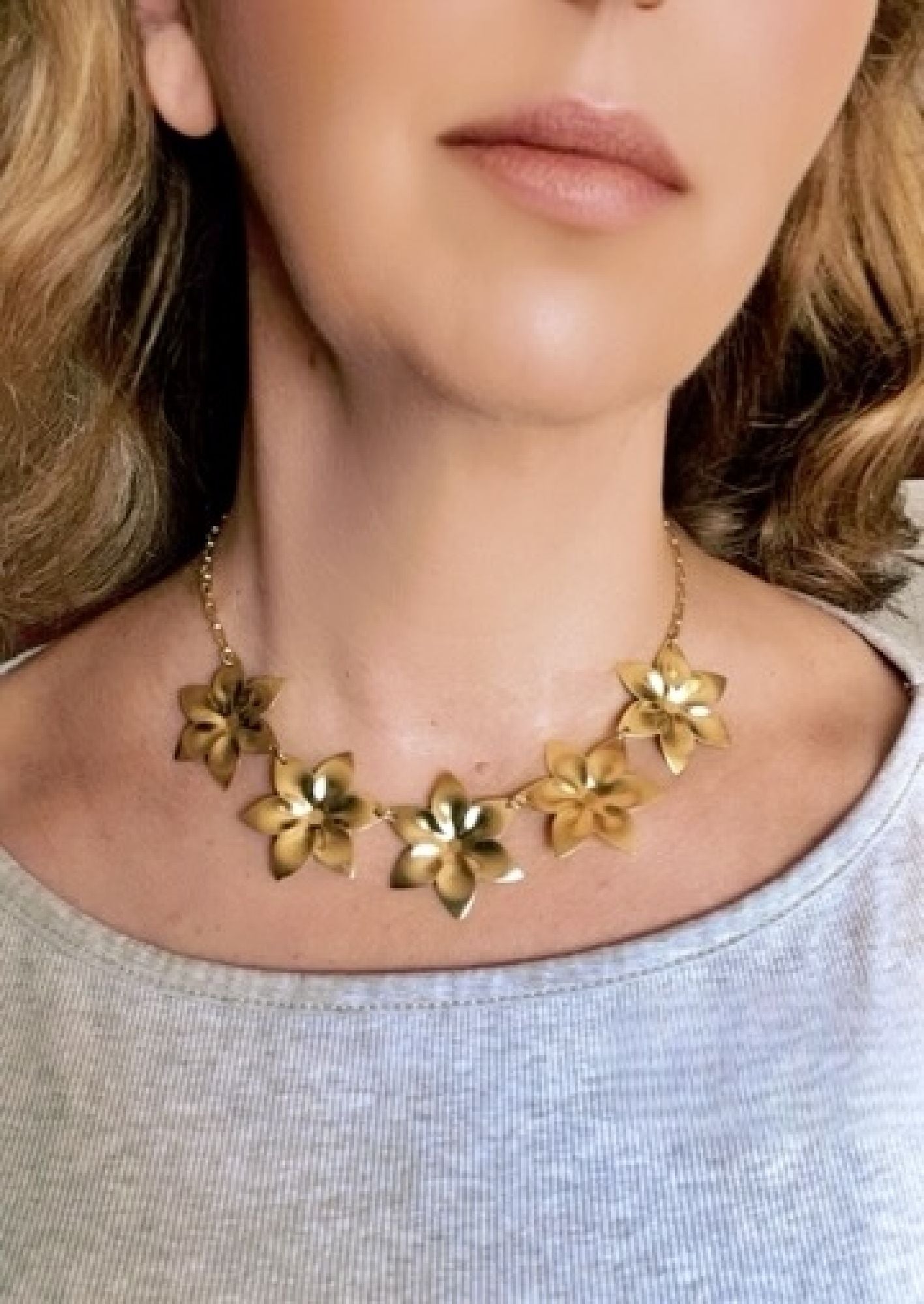 Gargantilla FiveFlower dorado en latón . Gloria Mago design