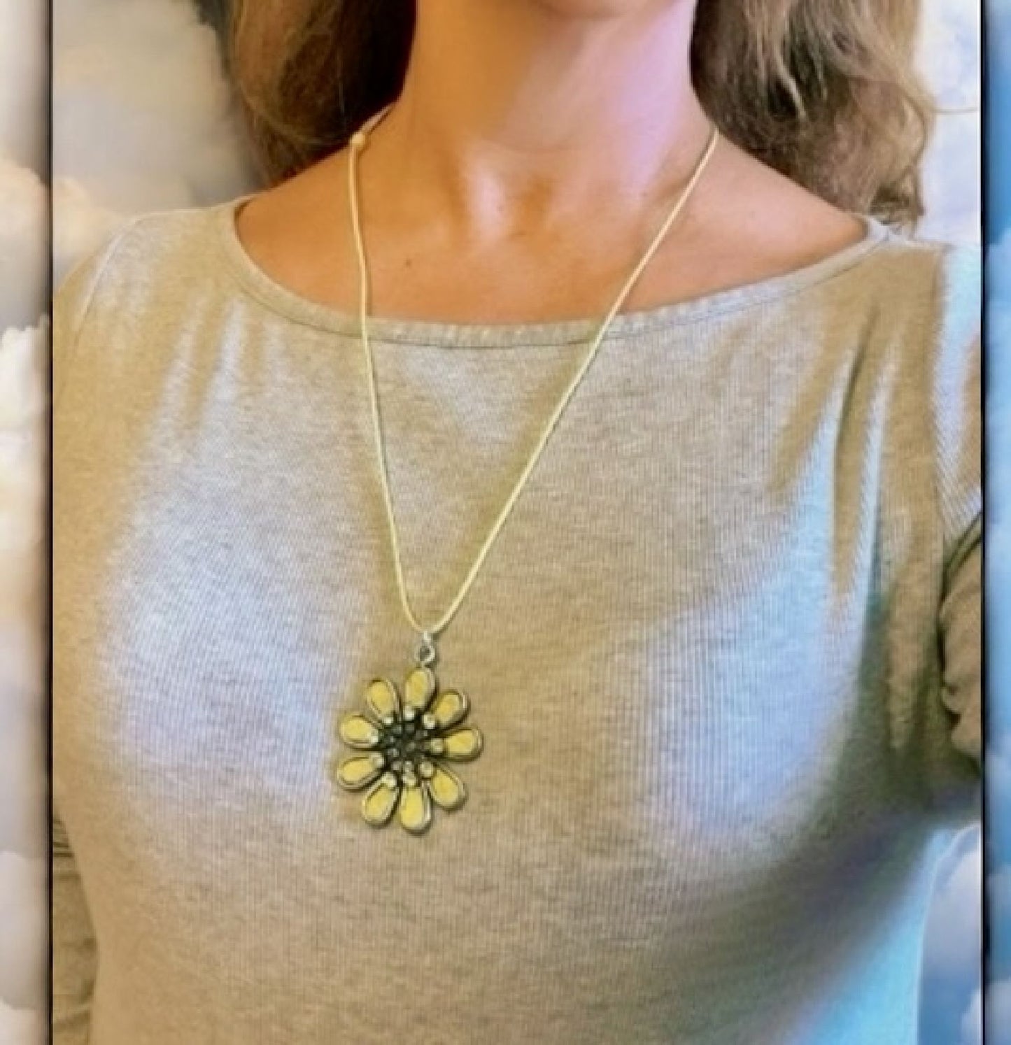 Collar largo margarita color con cristal de Sw Amarillo