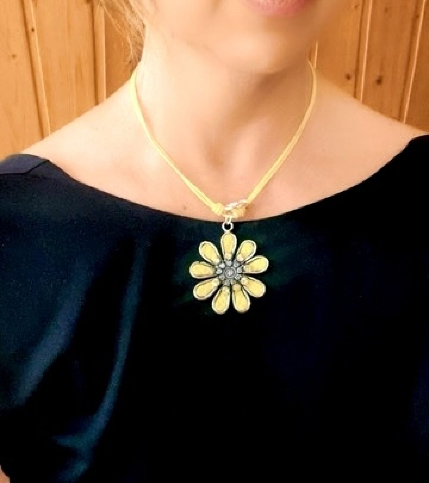 Collar largo margarita color con cristal de Sw Amarillo