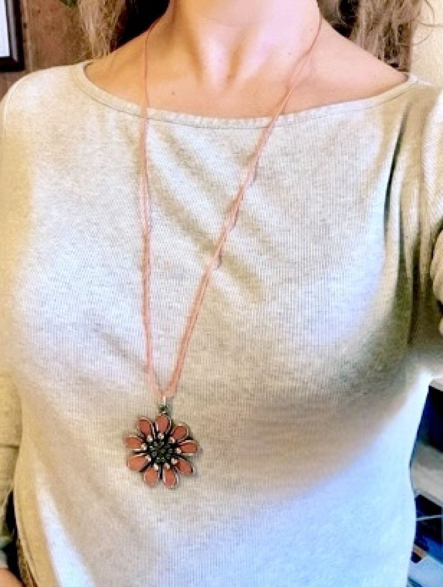 Collar largo margarita color con cristal de Sw Naranja