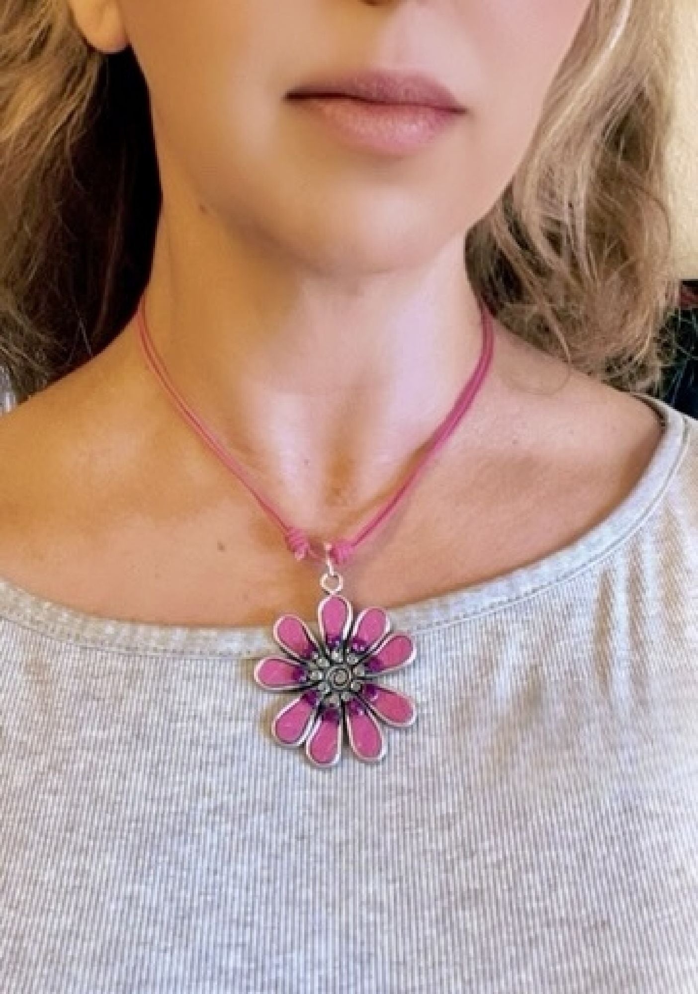 Collar largo margarita color con cristal de Sw Rosa