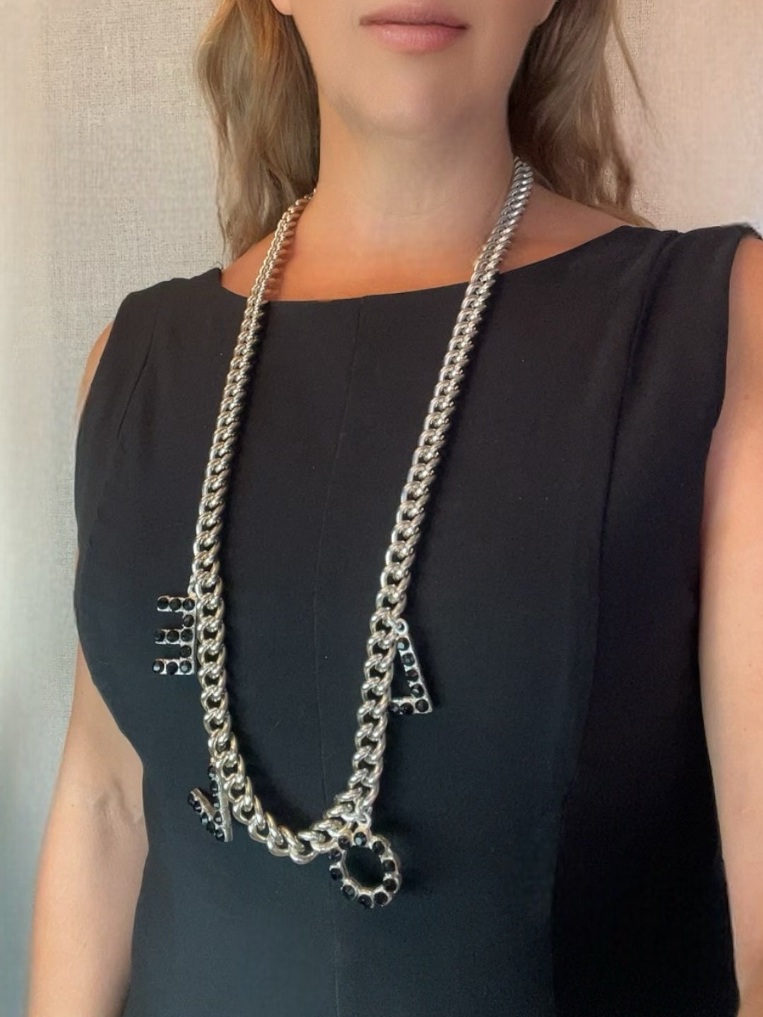 Collar largo LOVE en cristal Sw negro y plata 10µ