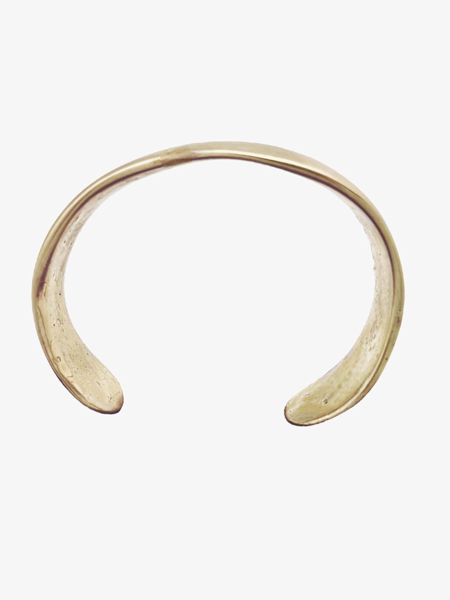 Pulsera rígida en zamak dorado en forma de aguas. Abierta no ajustable