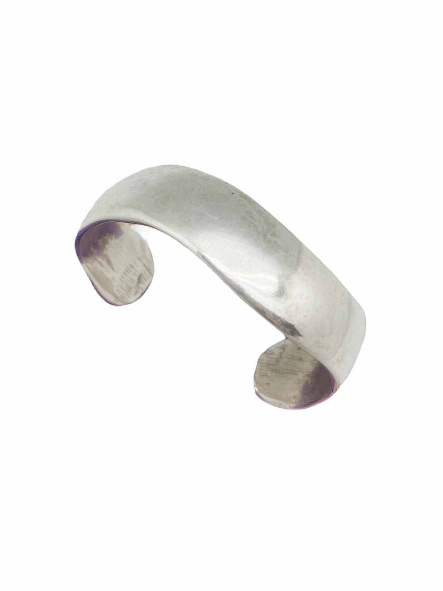 Pulsera rígida en zamak chapado plata en forma de aguas. Abierta no ajustable