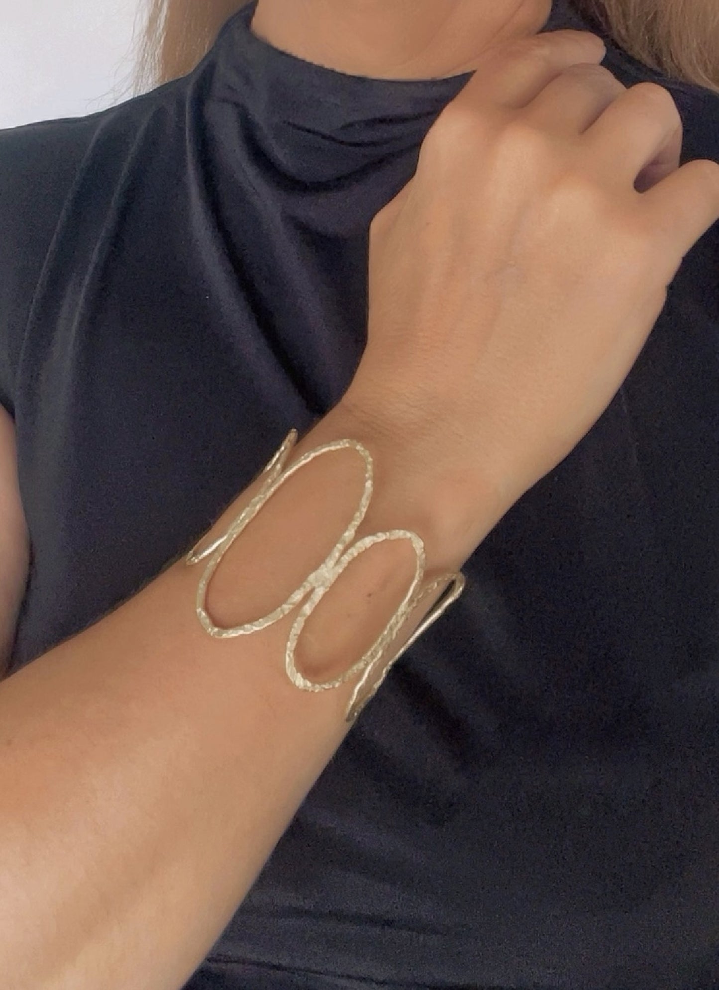 Brazalete Orion en laton dorado ajustable