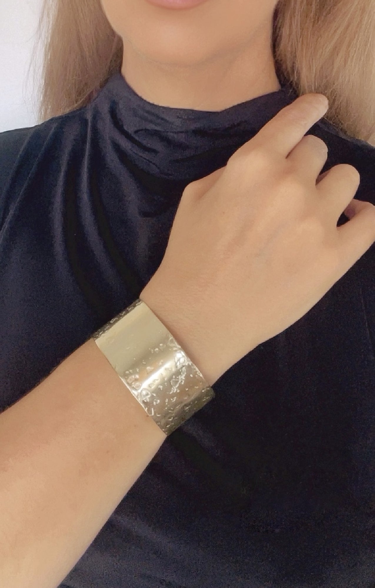 Pulsera brazalete Alunizaje medium en latón dorado