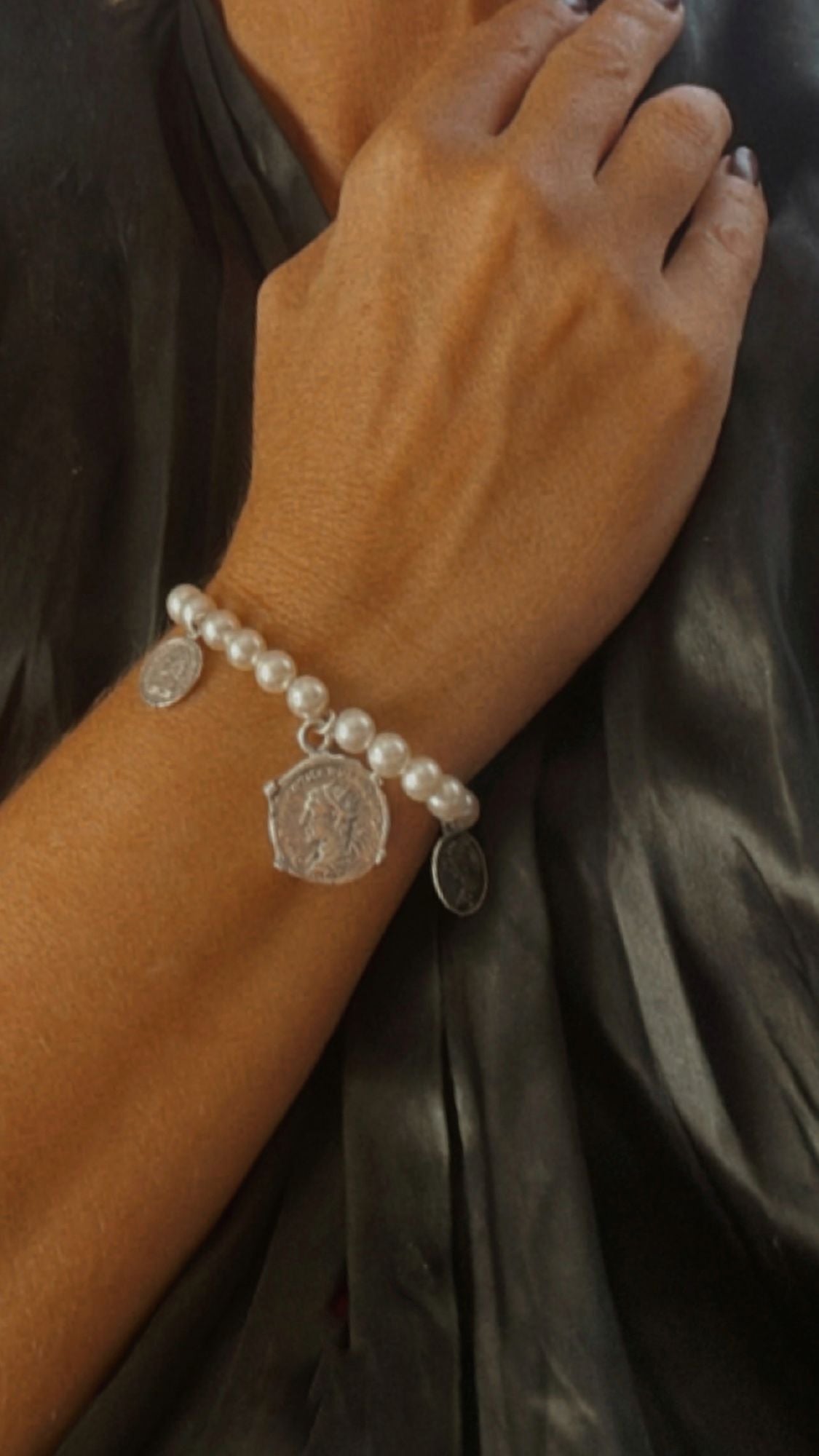 Pulsera Elástica perlas y monedas plata