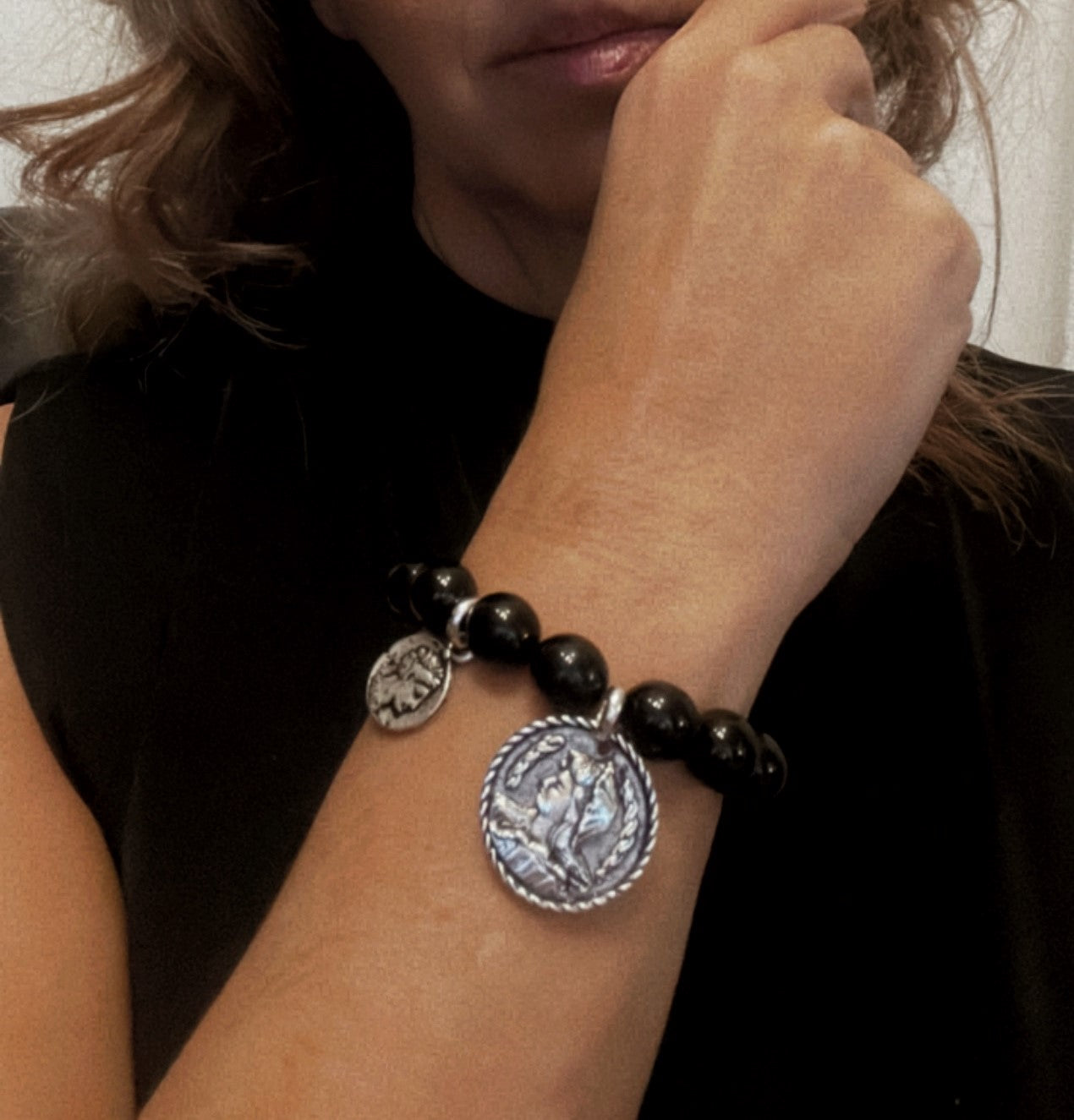 Pulsera crstal negro y monedas antiguas plata