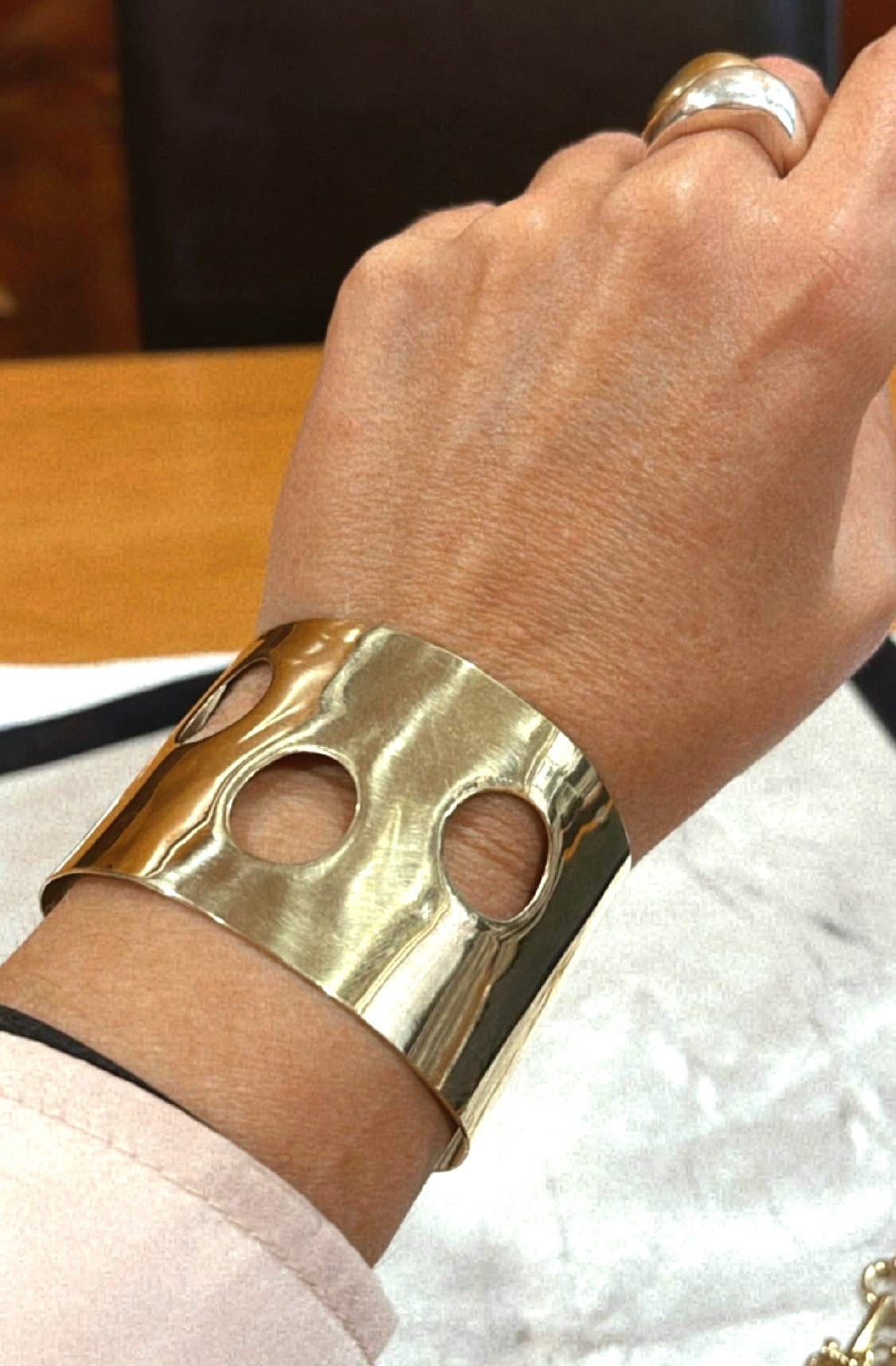 Pulsera "Laguna" brazalete ancho en latón dorado