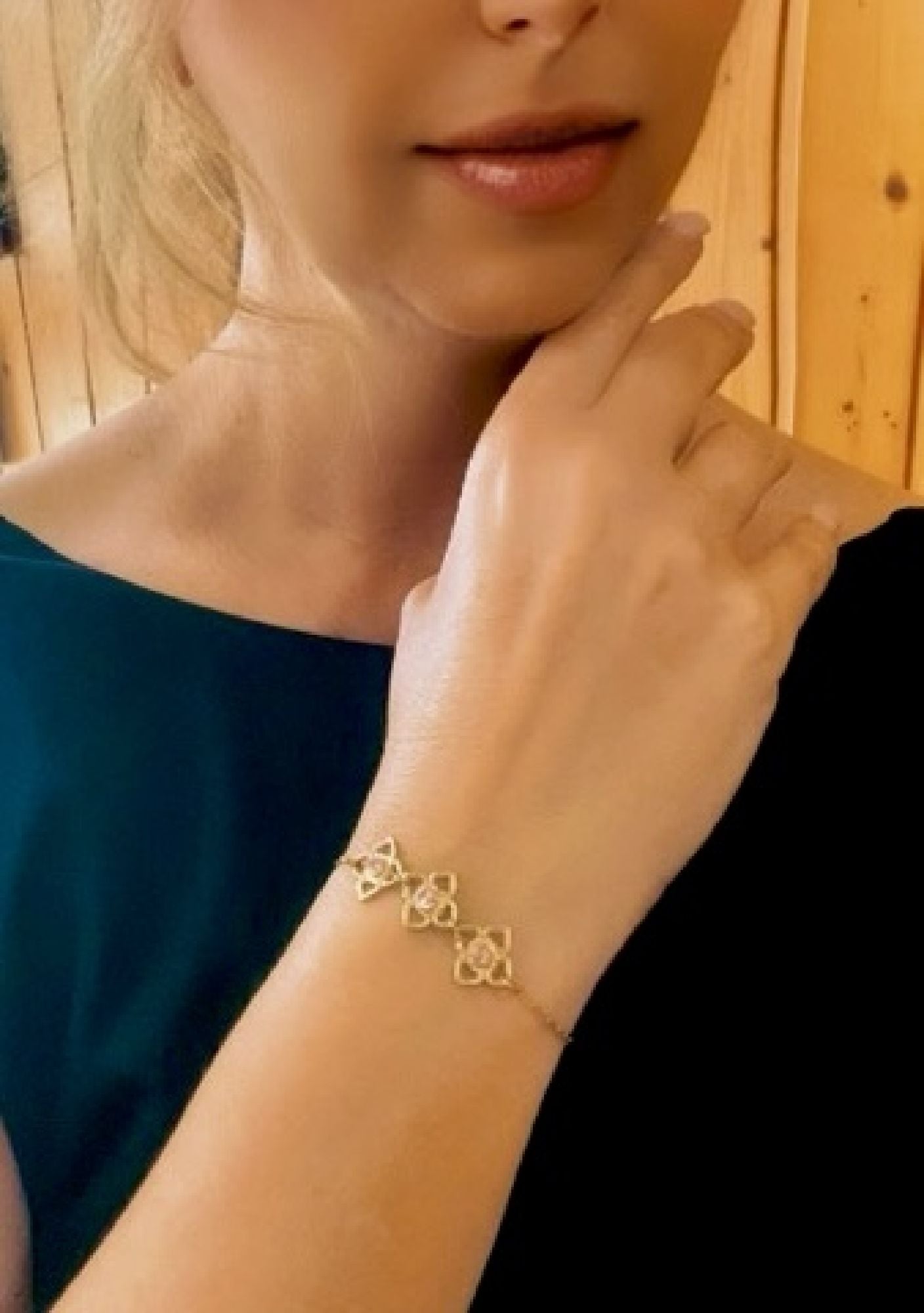 Pulsera Mismy dorado Tres flores y cristal SW color rosa