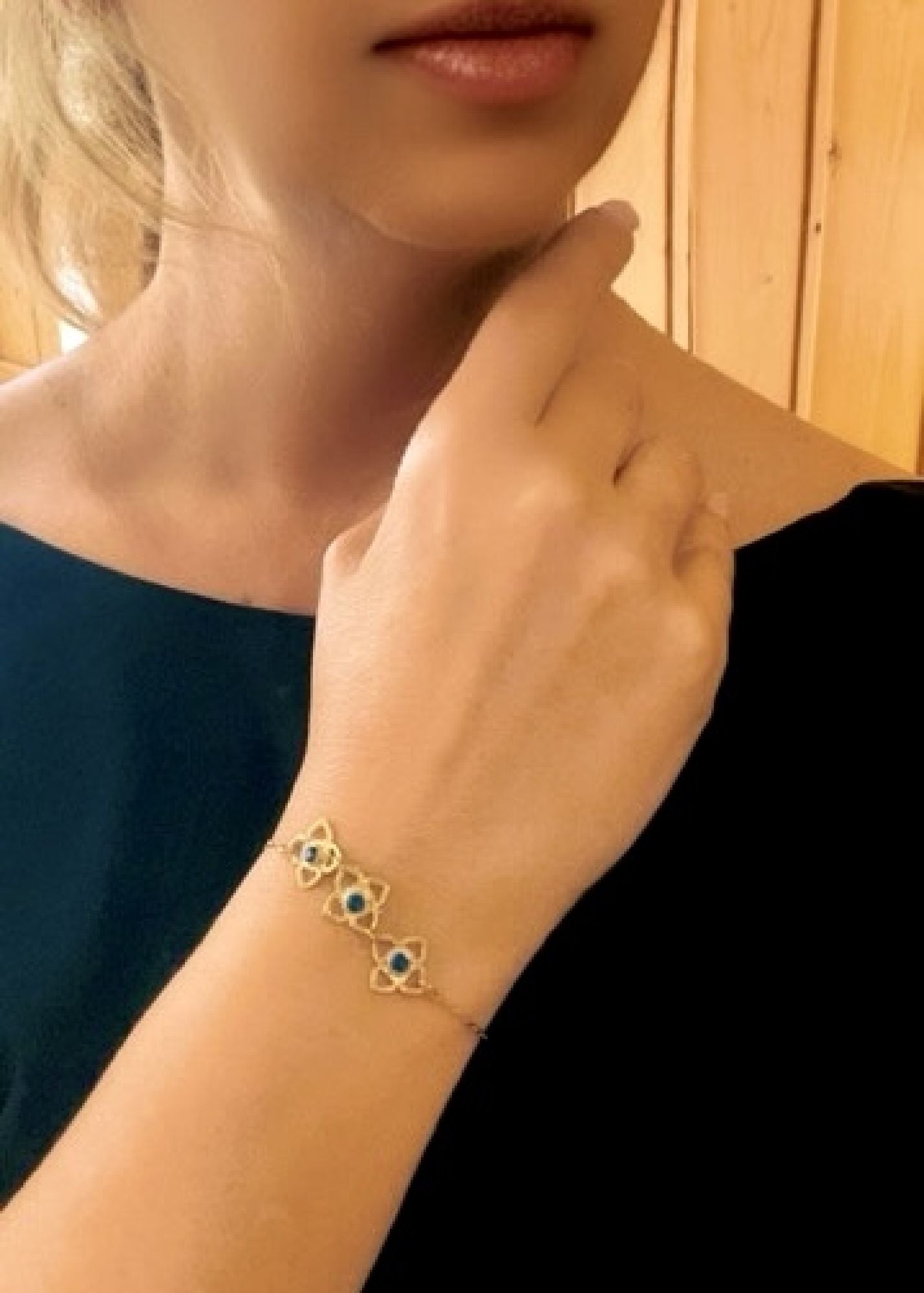 Pulsera Mismy dorado Tres flores y cristal SW color azul