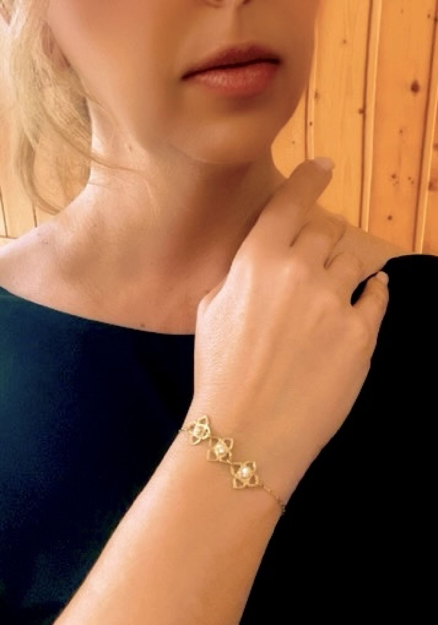 Pulsera Mismy dorado Tres flores y cristal SW color cristal