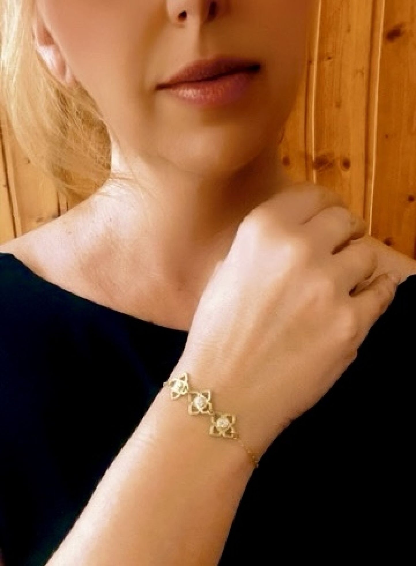 Pulsera Mismy dorado Tres flores y cristal SW color cristal