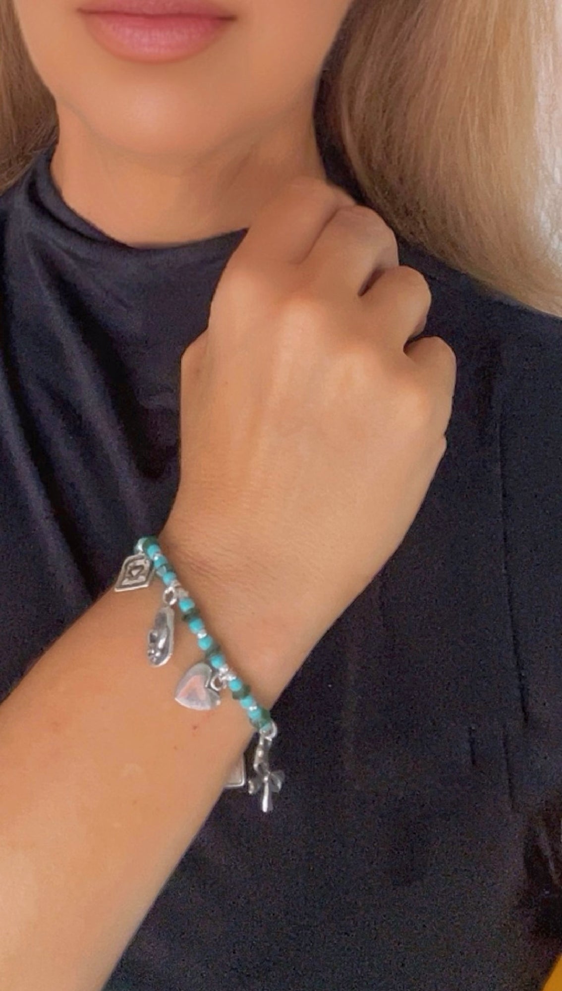 Pulsera elástica charms plata 10µ con resinas colores tono azul