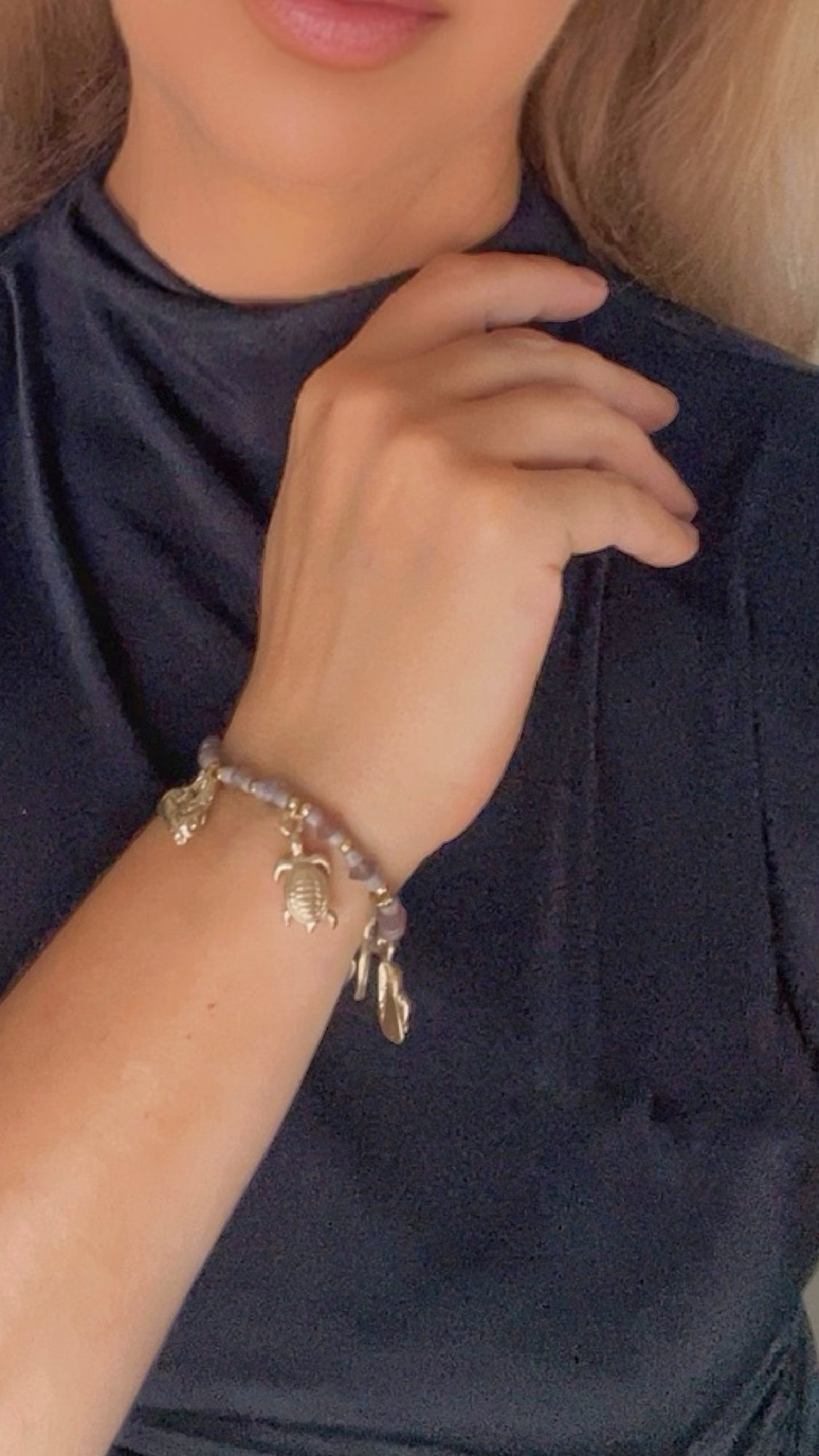 Pulsera elástica charms dorado con resinas colores tono rosa