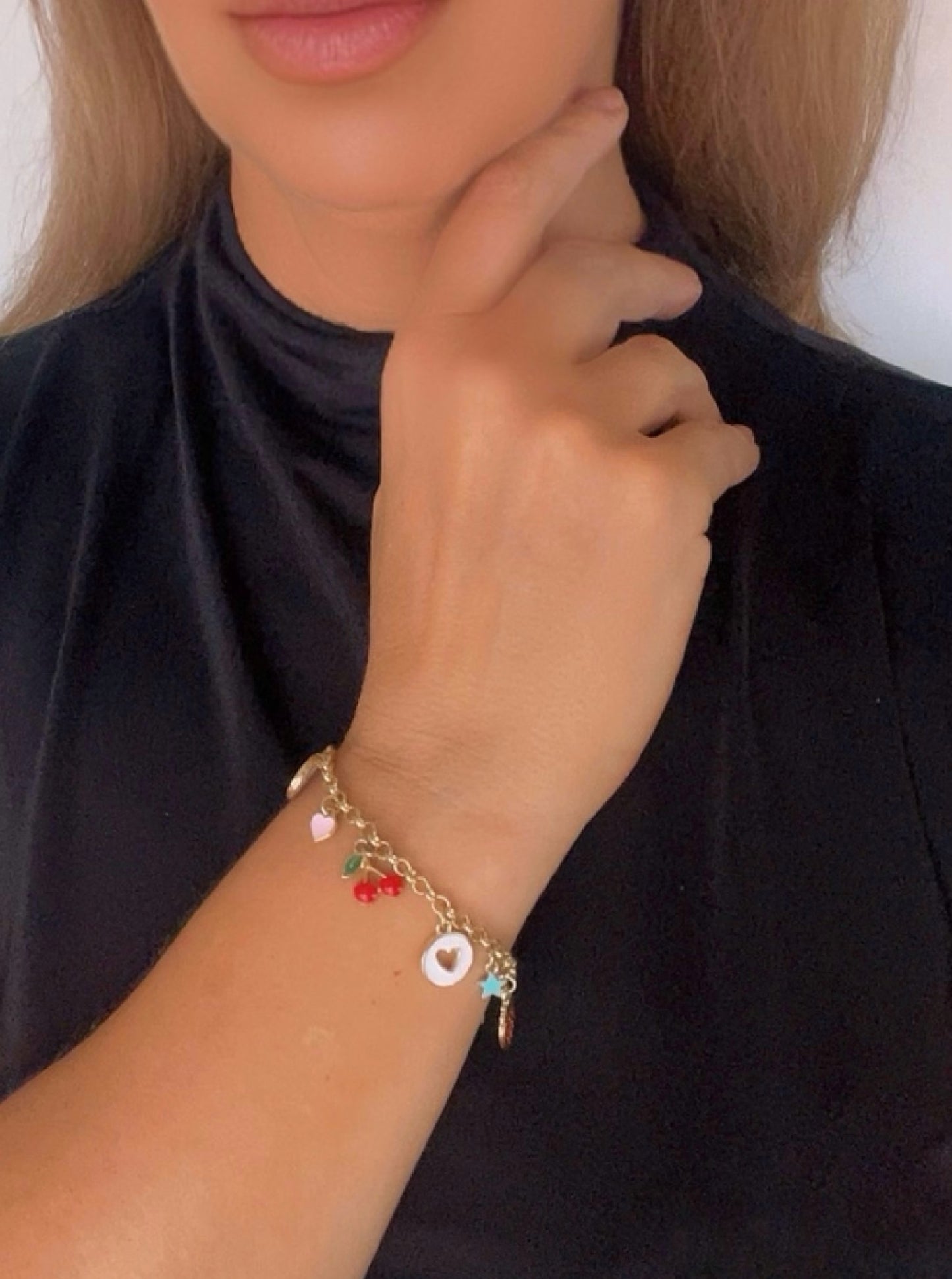 Pulsera charms multicolor latón en dorado