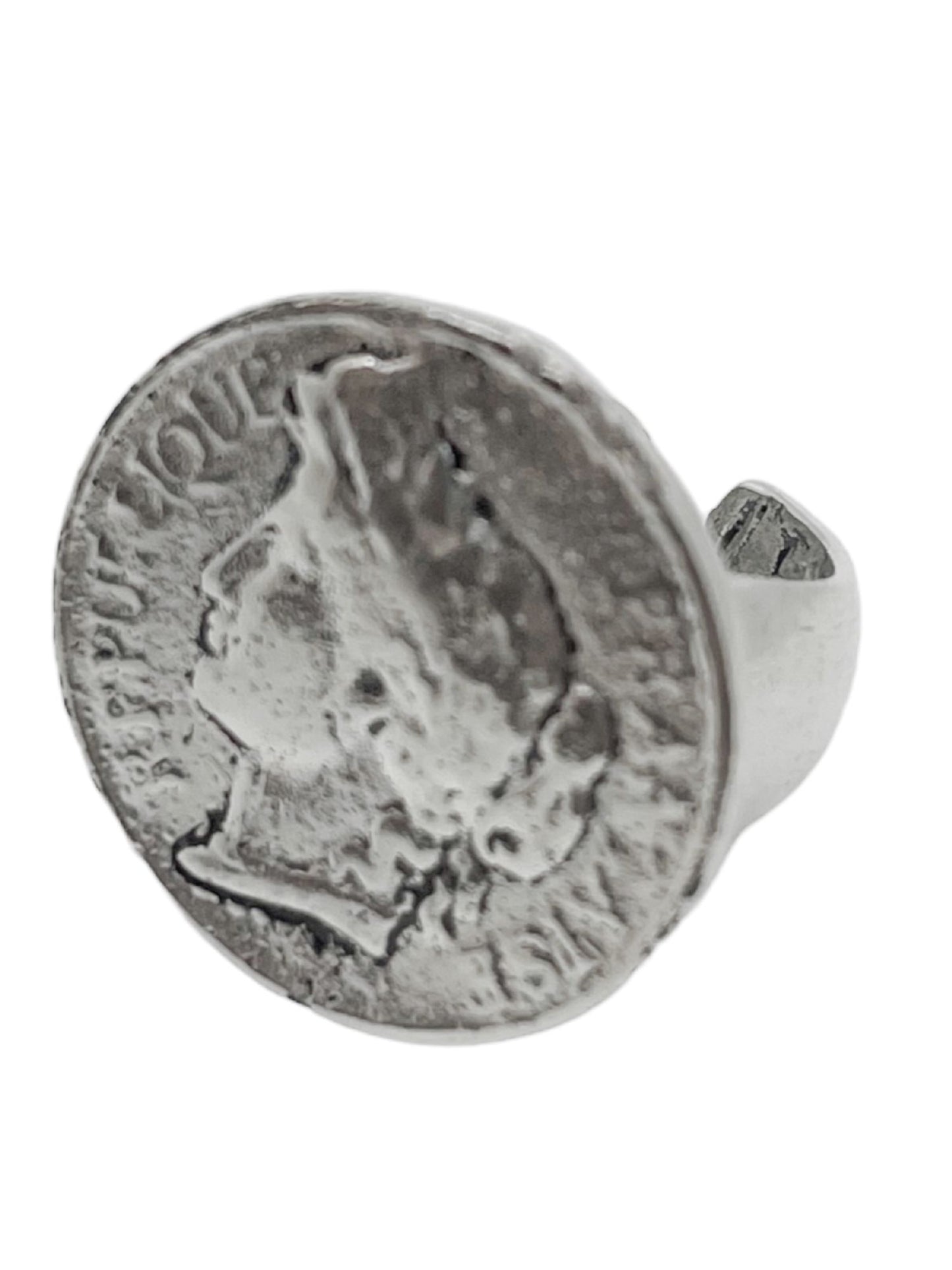 Anillo con forma de moneda en zamak chapado en plata de ley 7 micras con efecto antiguo. Talla 16