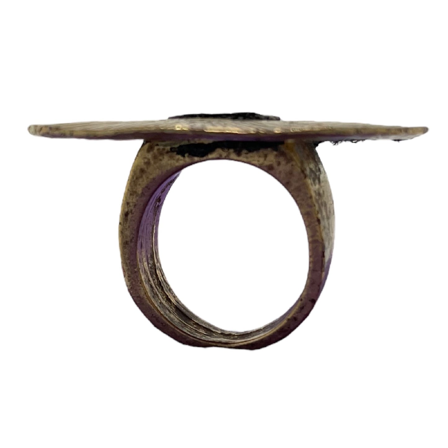 Anillo disco dorado con piel en negro