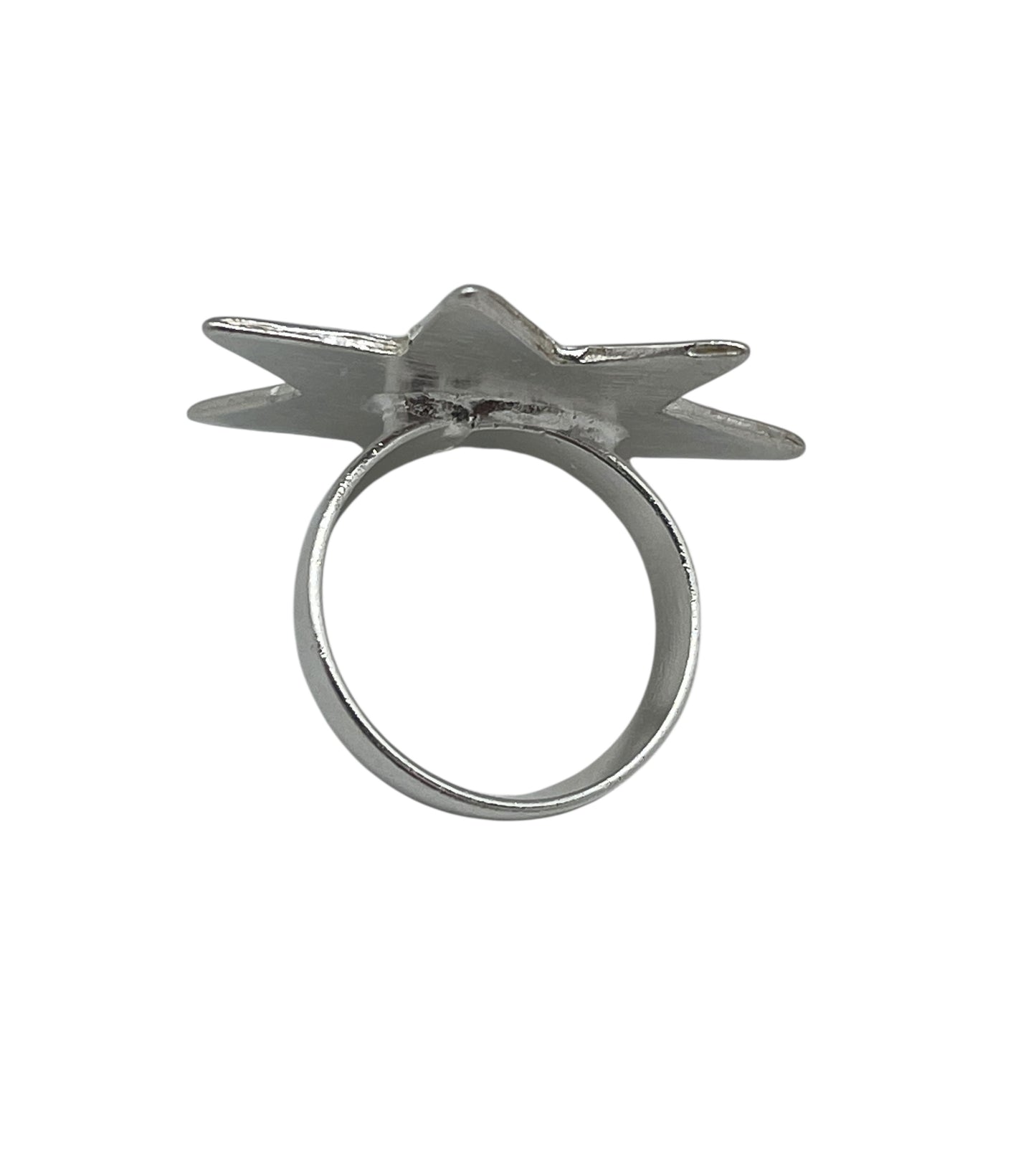 Anillo estrella relieve plata chapado 10µ latón. Diseño Gloria Mago