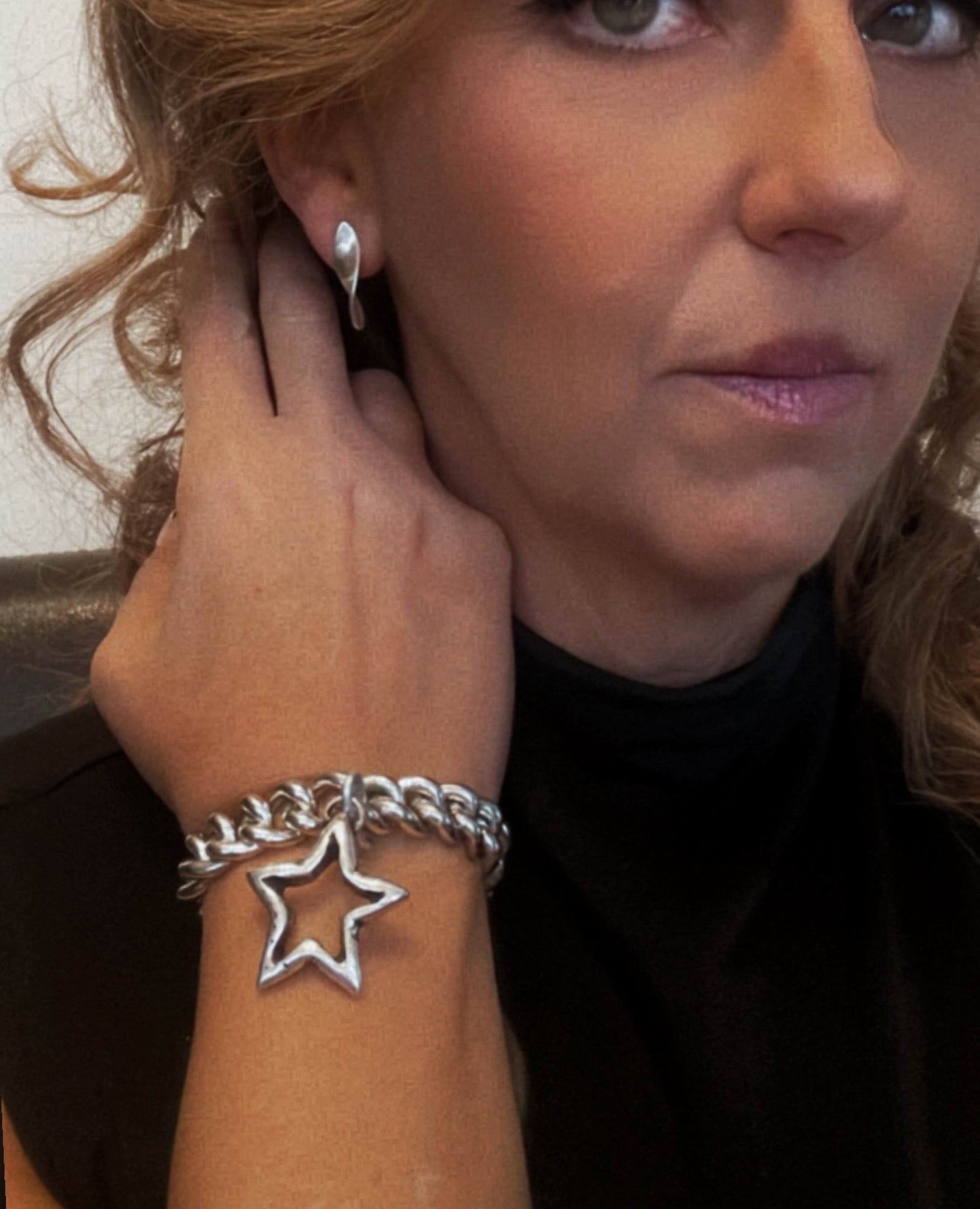 Conjunto de pulsera en forma de estrella y pendientes de hélice chapados en plata de ley.