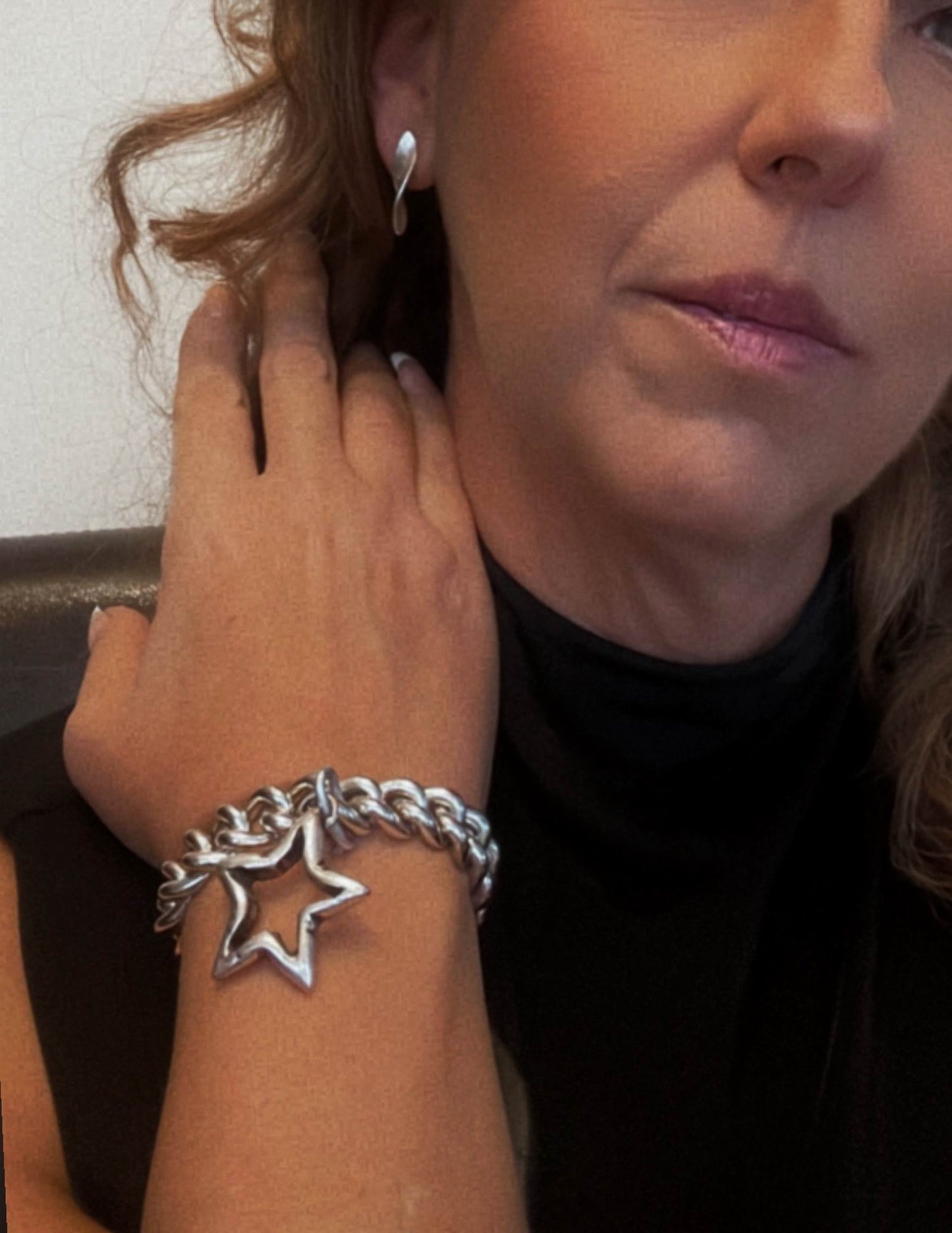 Conjunto de pulsera en forma de estrella y pendientes de hélice chapados en plata de ley.