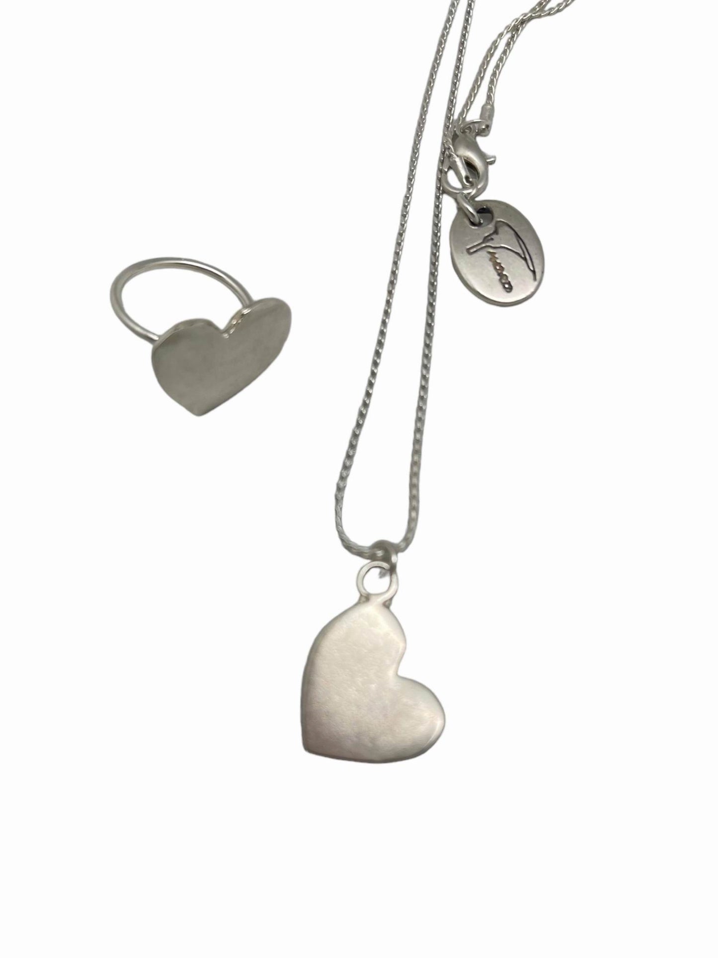 Conjunto colgante y anillo de corazón en latón y zamak chapado en plata de ley. 40cm T-14