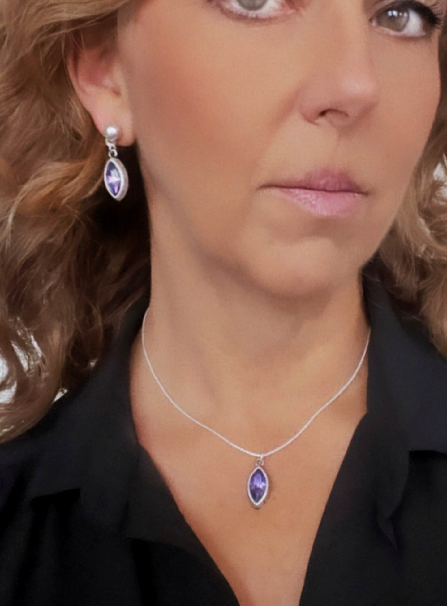 Conjunto colgante y pendientes de lagríma en zamak chapado plata de ley y cristal facetado en morado