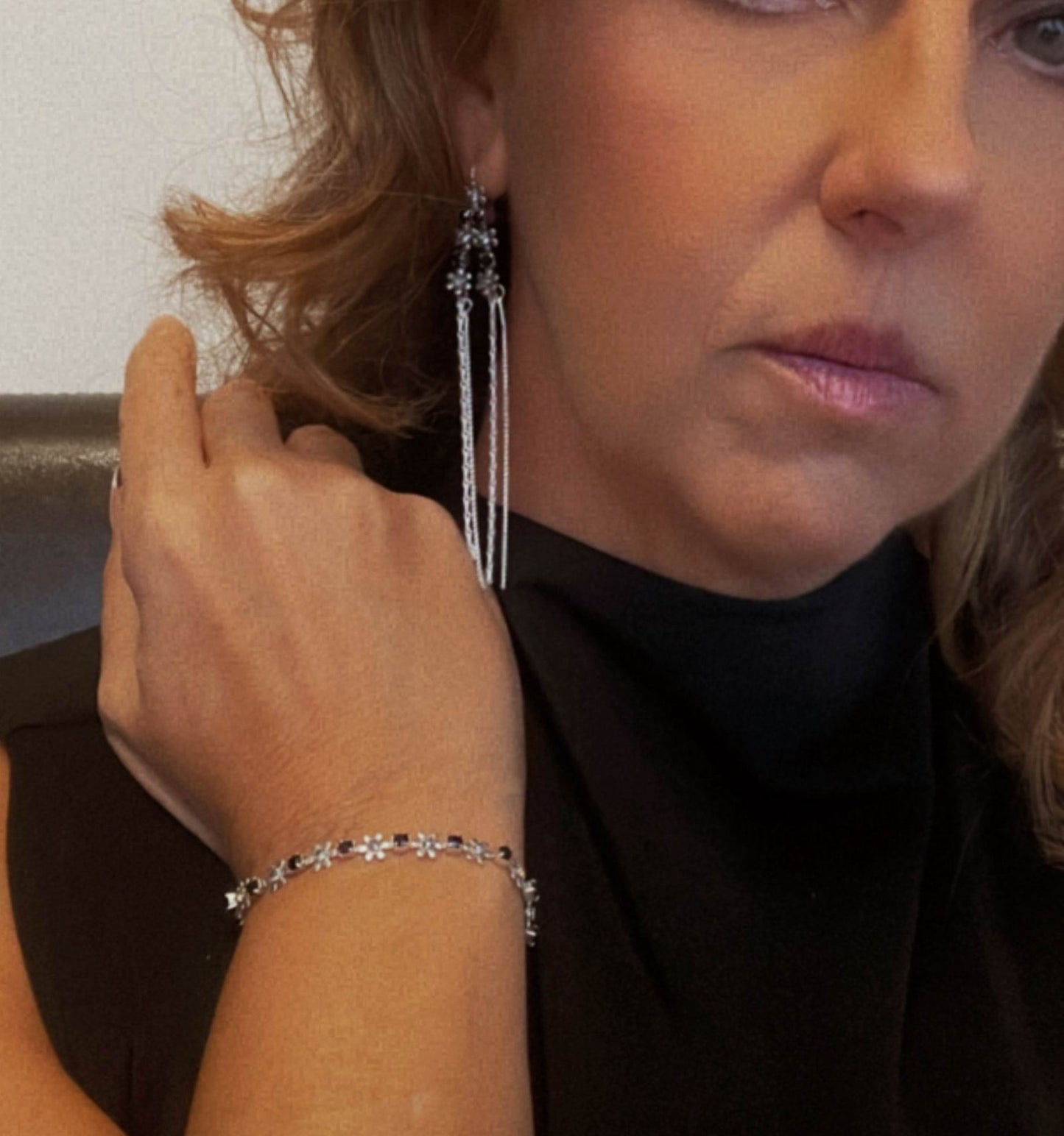 Joyero de viaje y Conjunto de Swarovski pendientes largos y pulsera con detalles de flor. Plata de ley 7-10 micras en color negro
