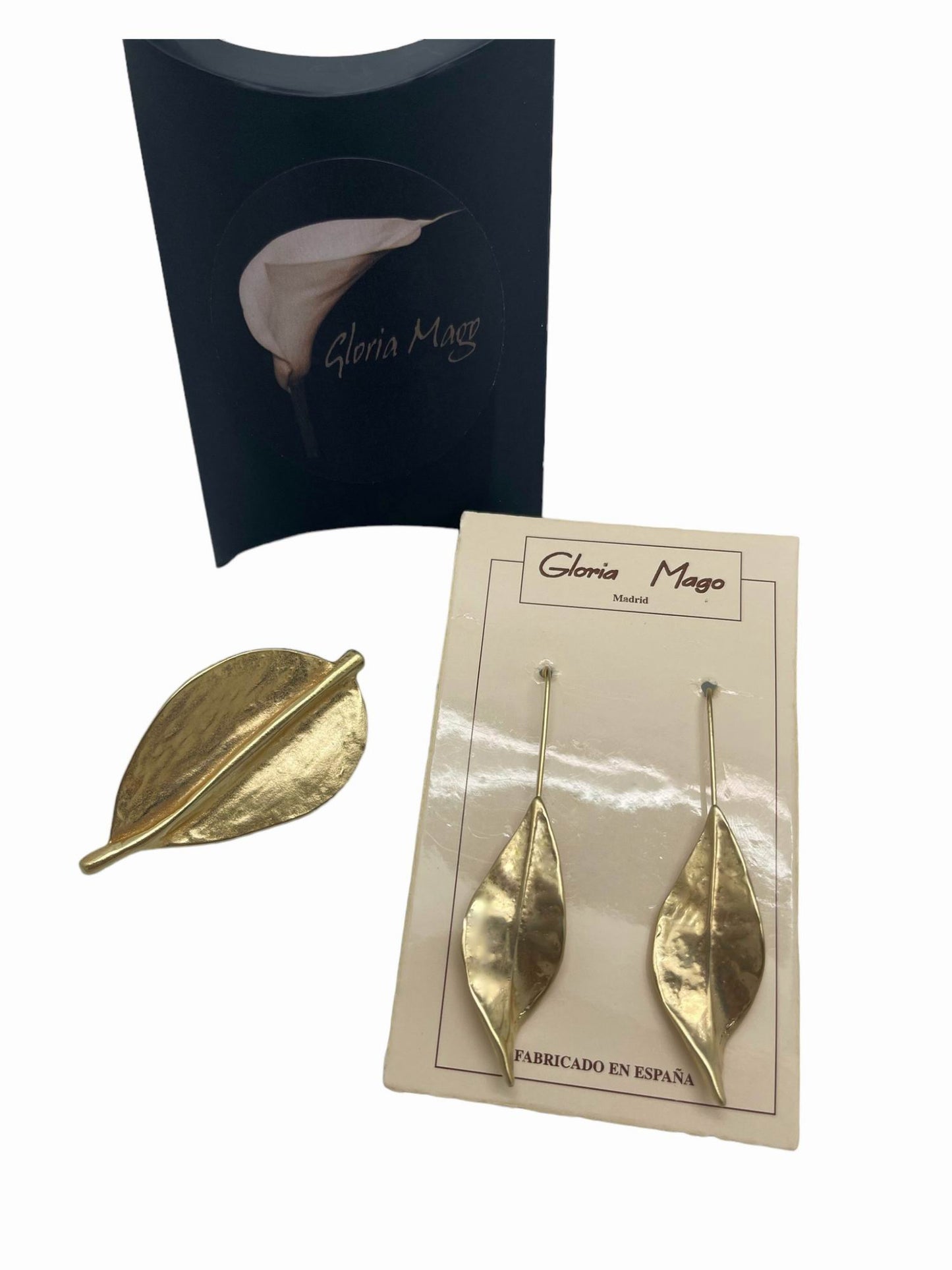 Conjunto broche y pendientes de hoja con gancho en chapado dorado