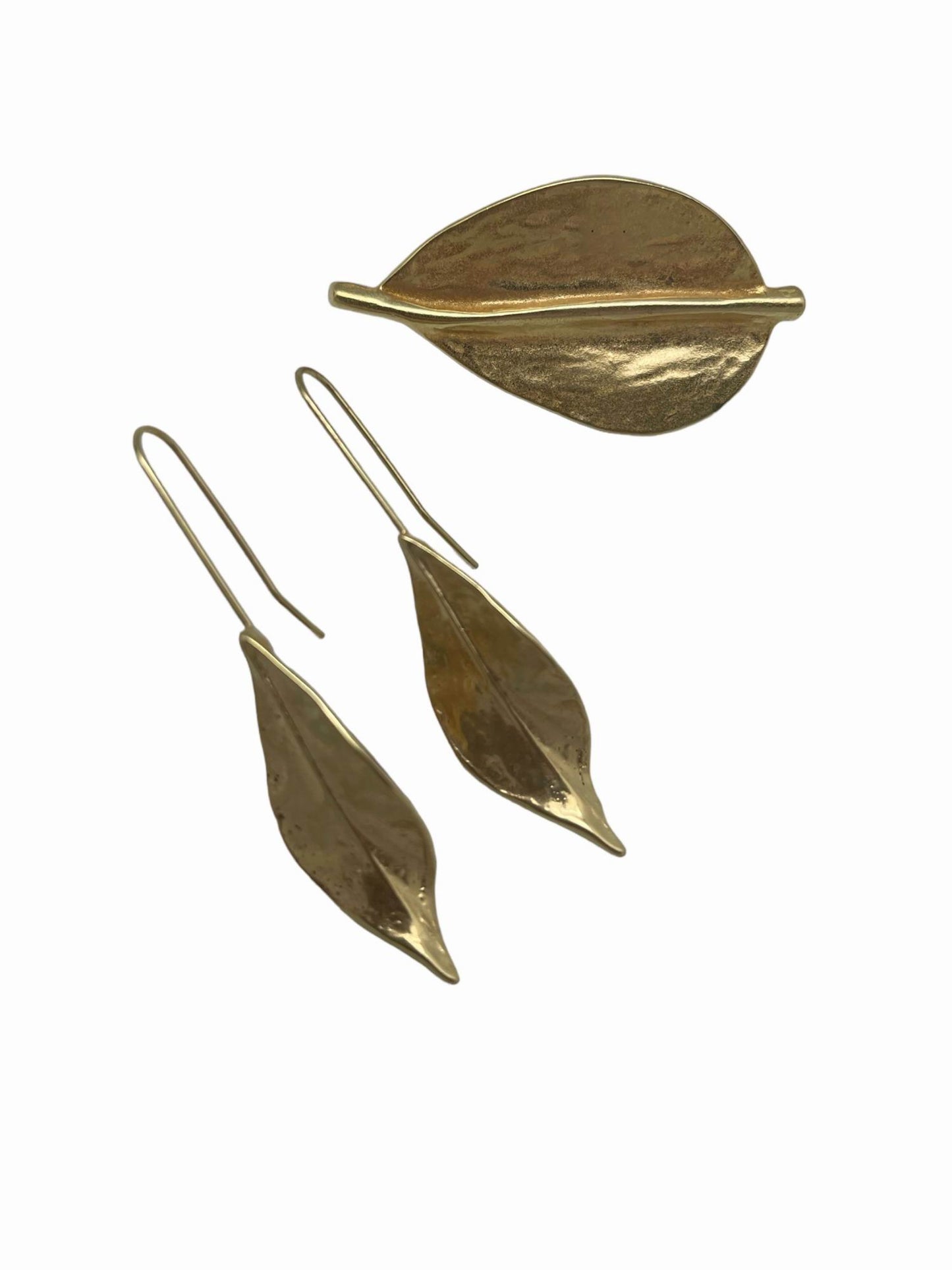 Conjunto broche y pendientes de hoja con gancho en chapado dorado
