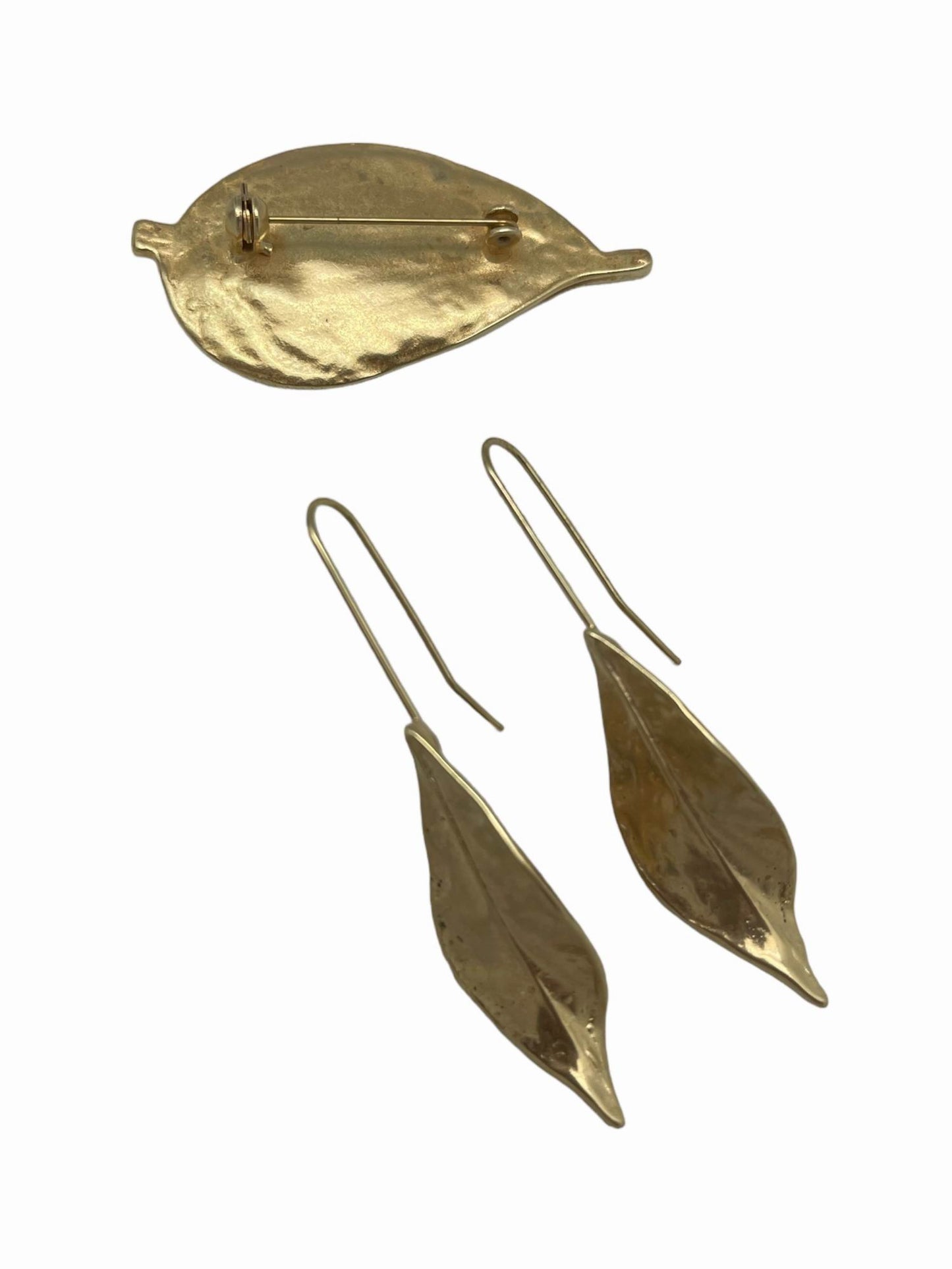 Conjunto broche y pendientes de hoja con gancho en chapado dorado