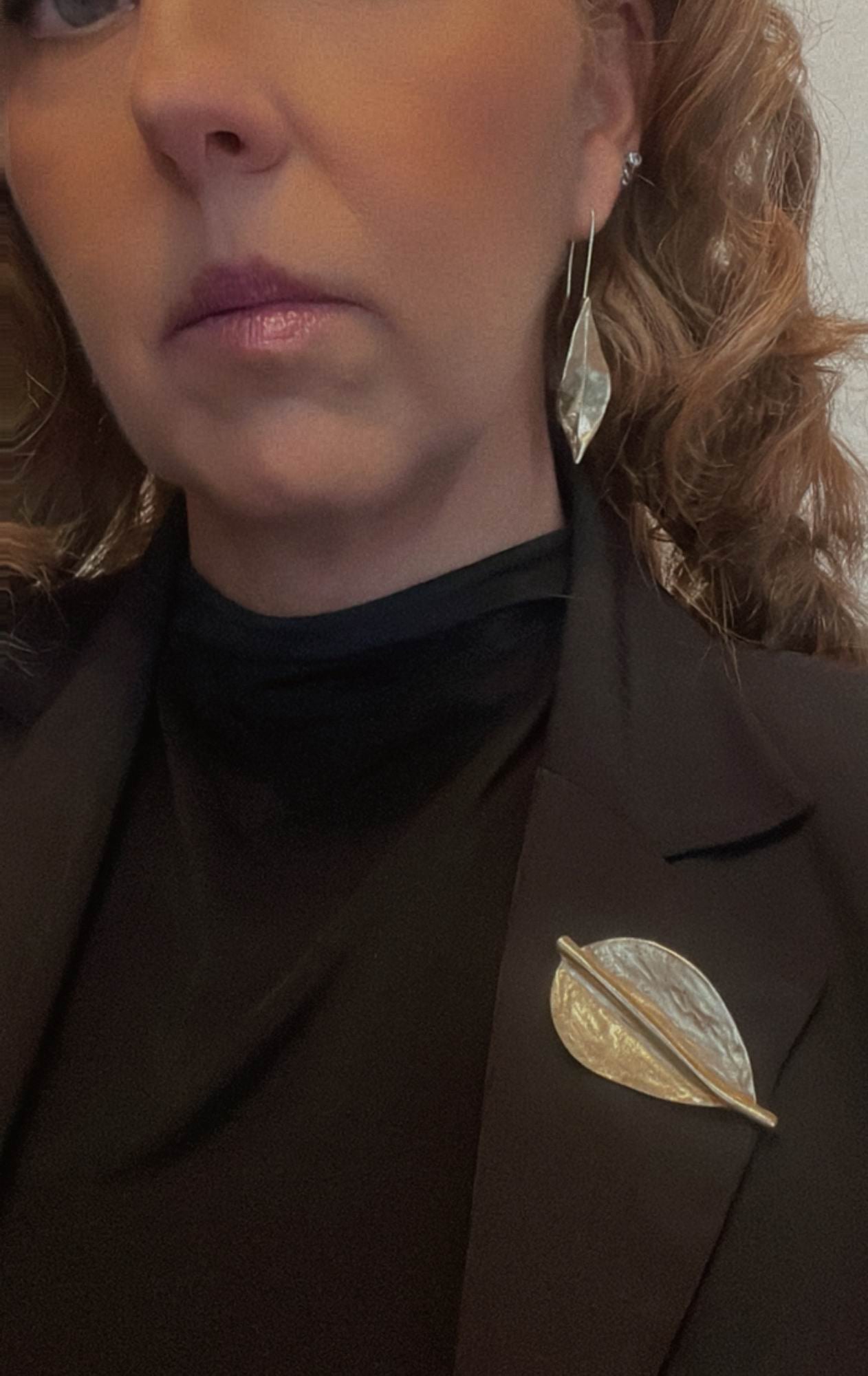 Conjunto broche y pendientes de hoja con gancho en chapado dorado